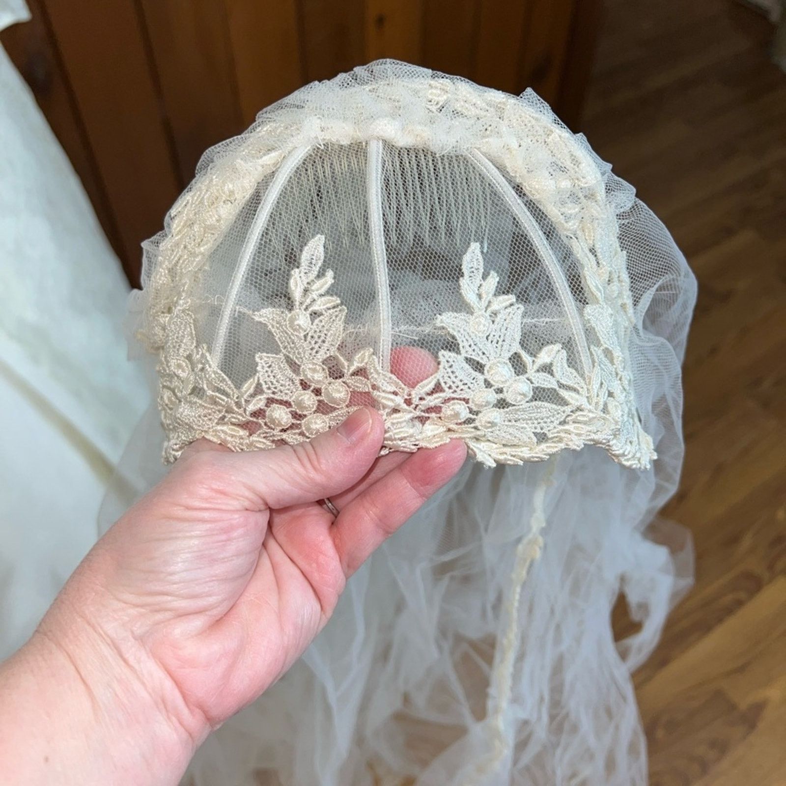 Vintage Beautiful Vintage 1950s Lace Wedding Gown & Veil! Size M / US 6-8 / IT 42-44 - 4 Thumbnail