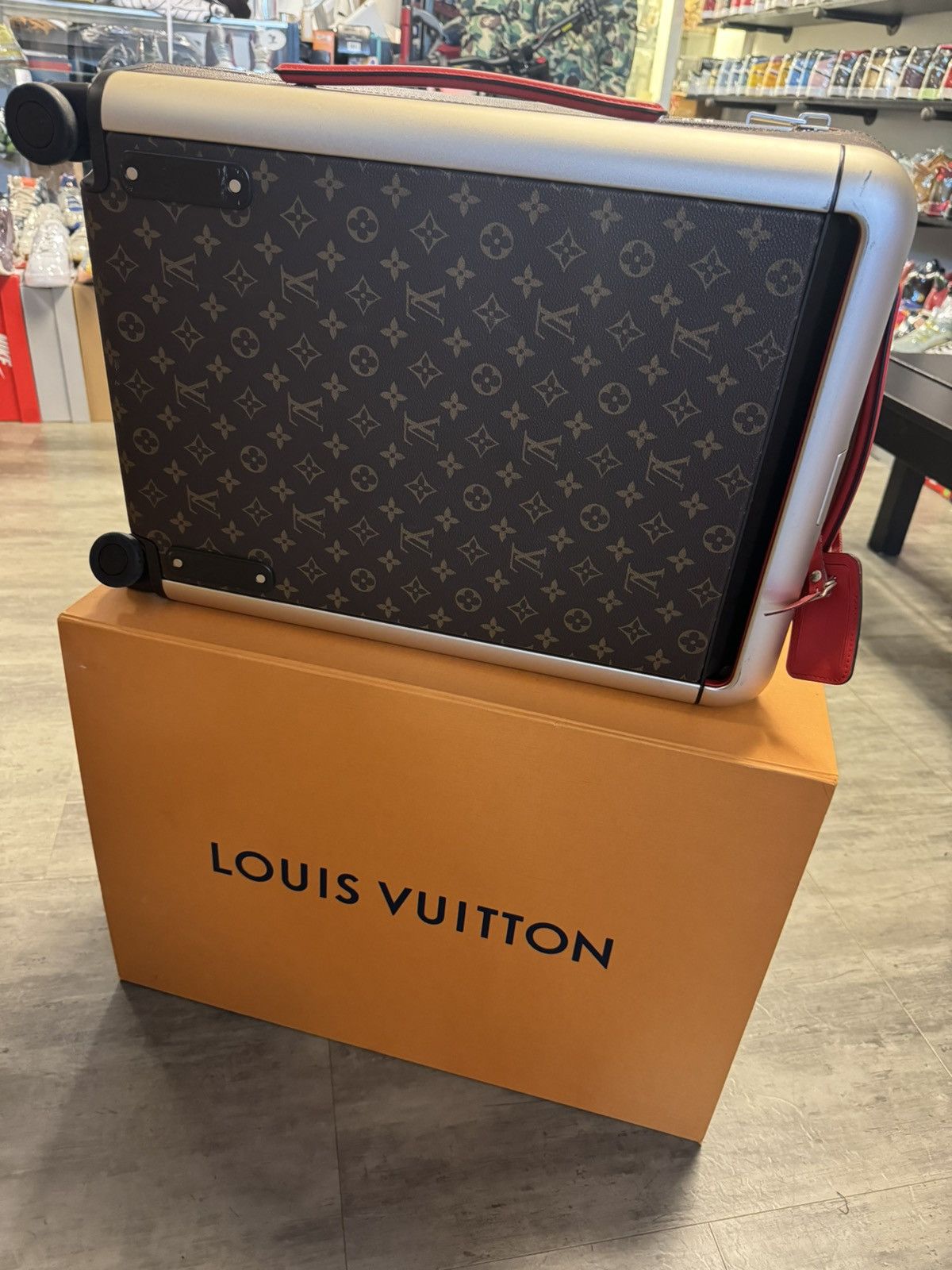 Louis Vuitton Louis Vuitton Horizon 55 Red Size ONE SIZE - 2 Thumbnail