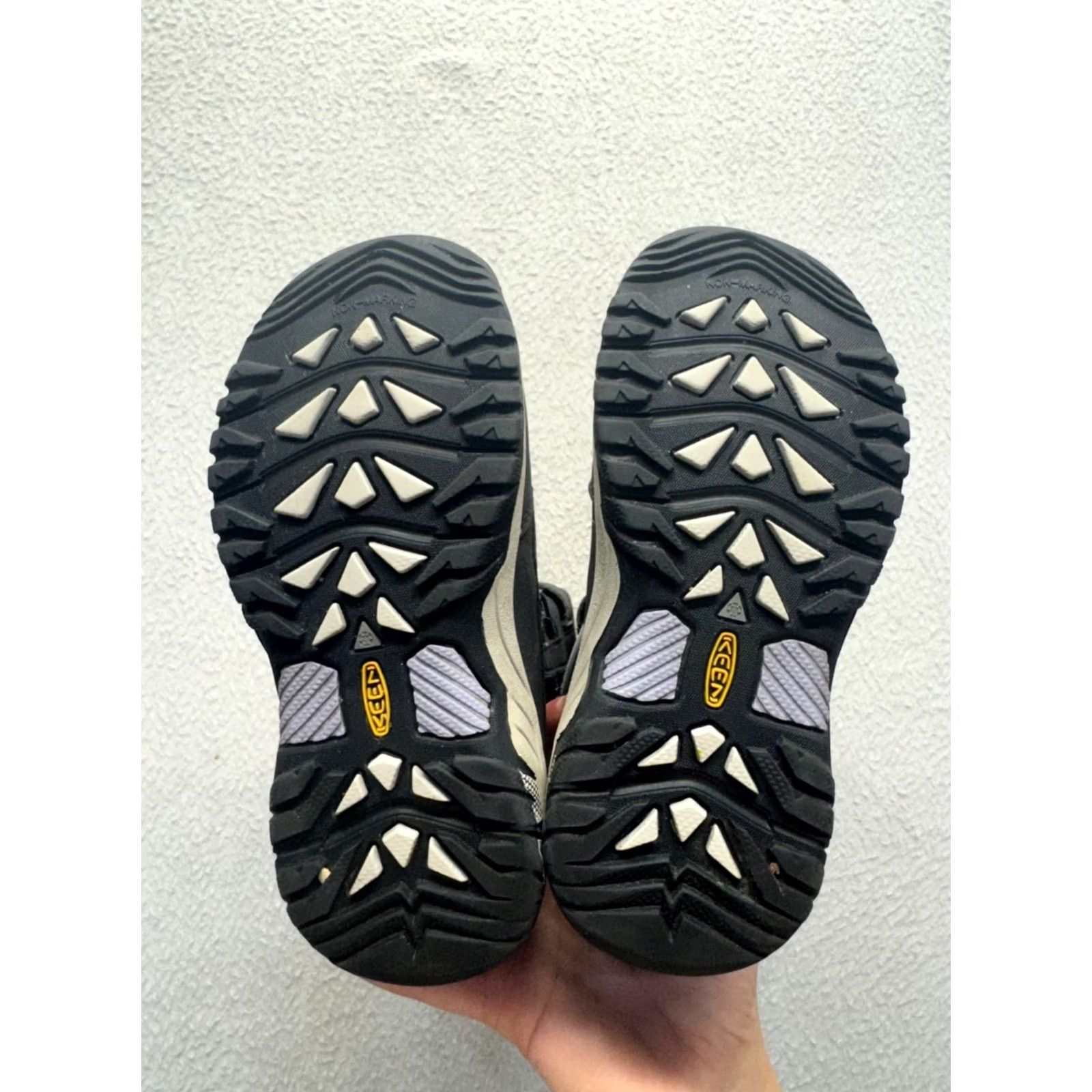 KEEN Keen Waterproof Insulated Winter Boots Black & Gray Size 7 Boys 7 (Pre-Owned Good) Size US 7 / EU 40 - 4 Thumbnail