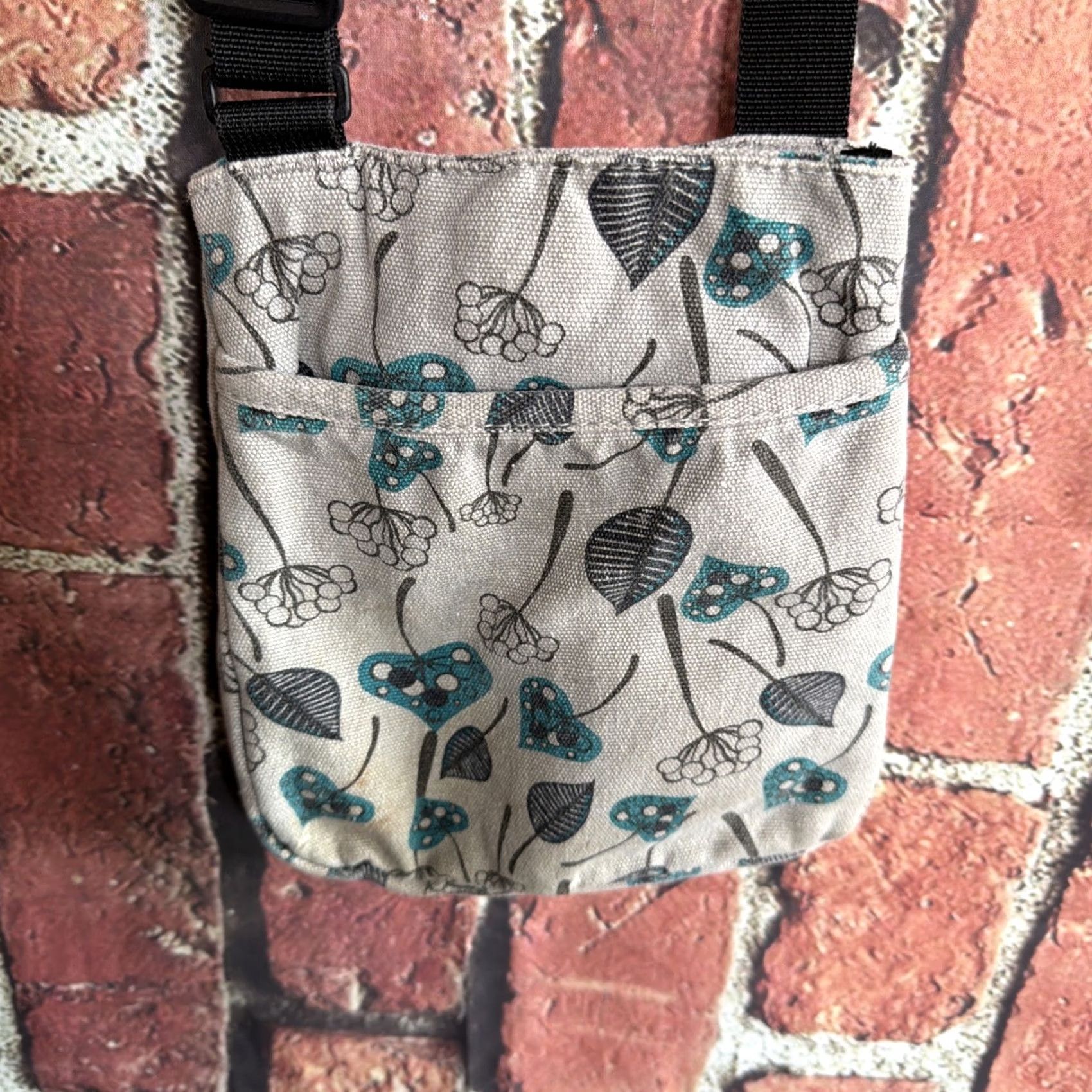 KAVU KAVU Crossbody Bag Rope Sling Canvas Travel Floral Multicolor Gray Leaves Women Size ONE SIZE - 5 Thumbnail