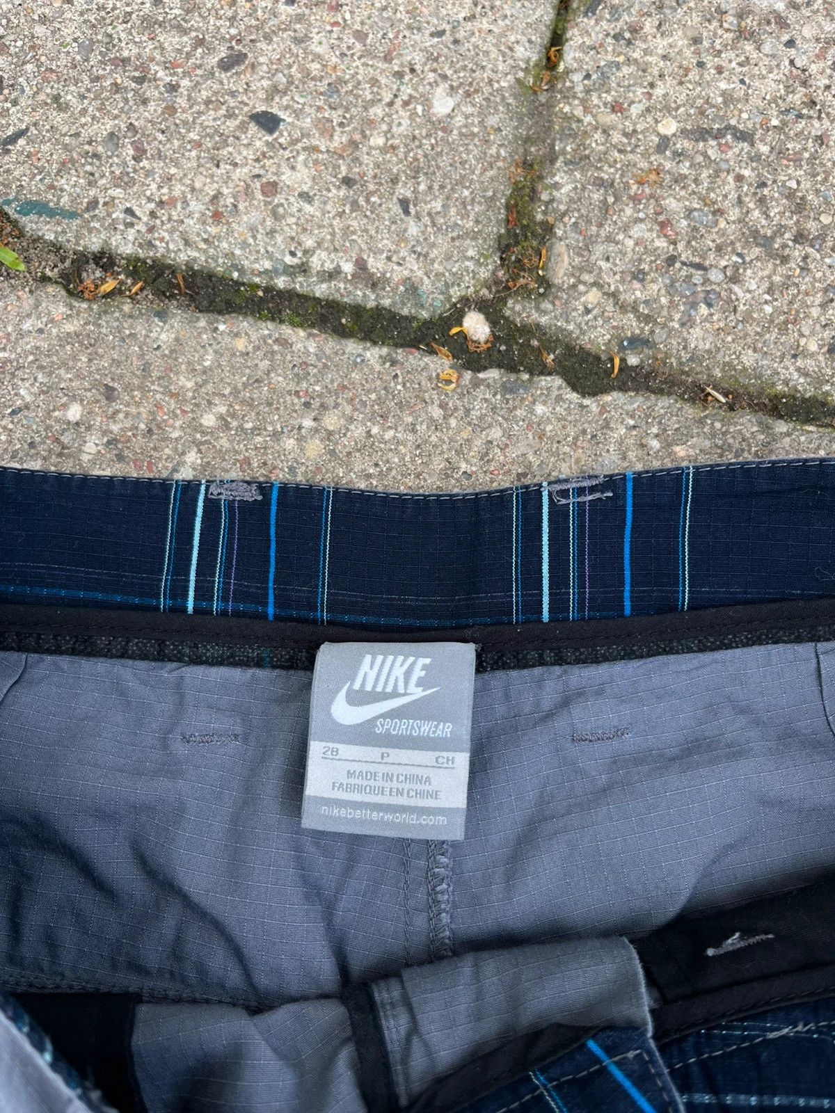 Nike Vintage 00s Nike Grey Cargo Shorts 28W Size US 28 / EU 44 - 8 Thumbnail