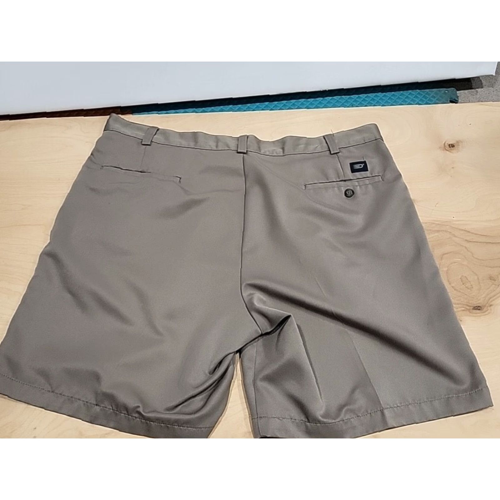 Dockers DOCKERS Pleated Golf Shorts 38 Regular Men Light Brown Polyester Chino Golf Outdoor 90s? No vintage. Size US 38 / EU 54 - 2 Thumbnail