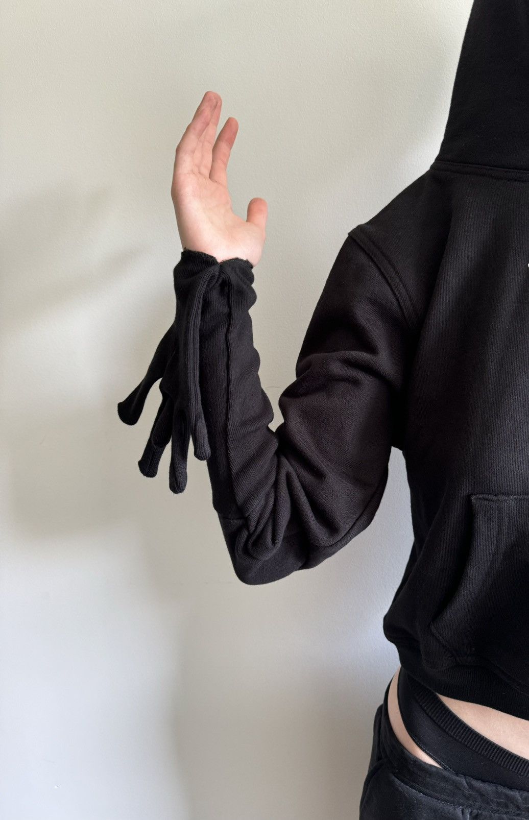 Prototypes Cropped gloved hoodie « HARD » Size US M / EU 48-50 / 2 - 8 Thumbnail