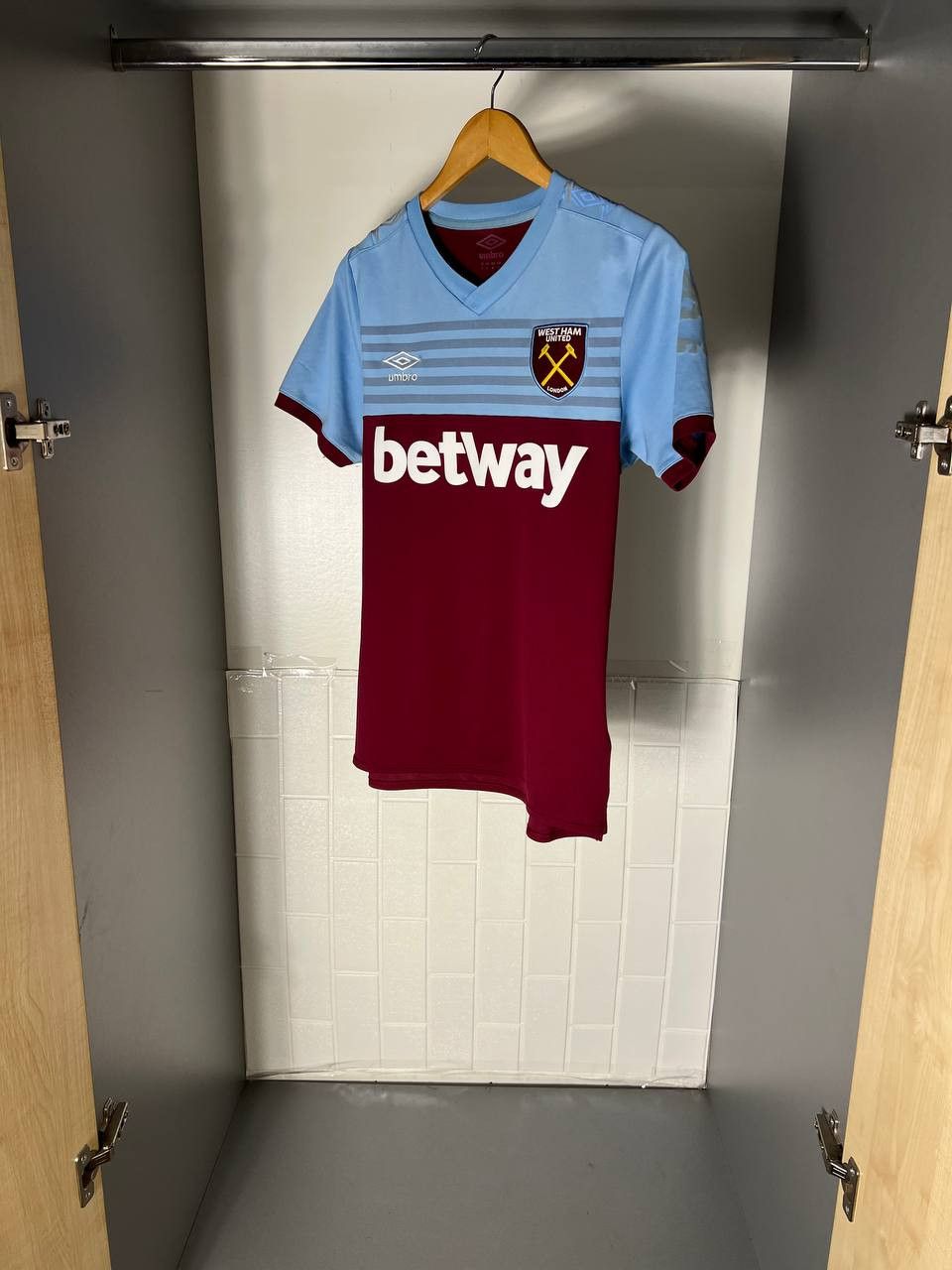 Umbro VINTAGE UMBRO FC WEST HAM UNITED ENGLAND SOCCER JERSEY RETRO Size US S / EU 44-46 / 1 - 3 Thumbnail