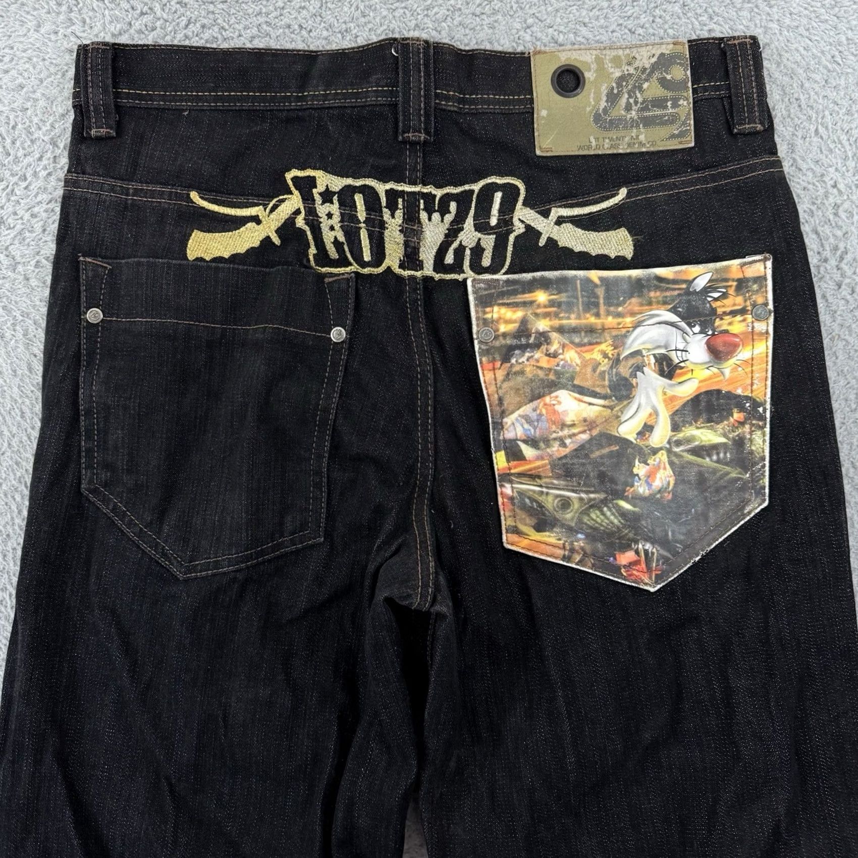 Denime VINTAGE Lot 29 Jeans Men’s 34x34 Black Wide Leg Looney Tunes Baggy Denim Skate Jeans Mens 34x34 Black Lot 29 Cartoon Theme Regular Fit Size US 34 / EU 50 - 7 Thumbnail