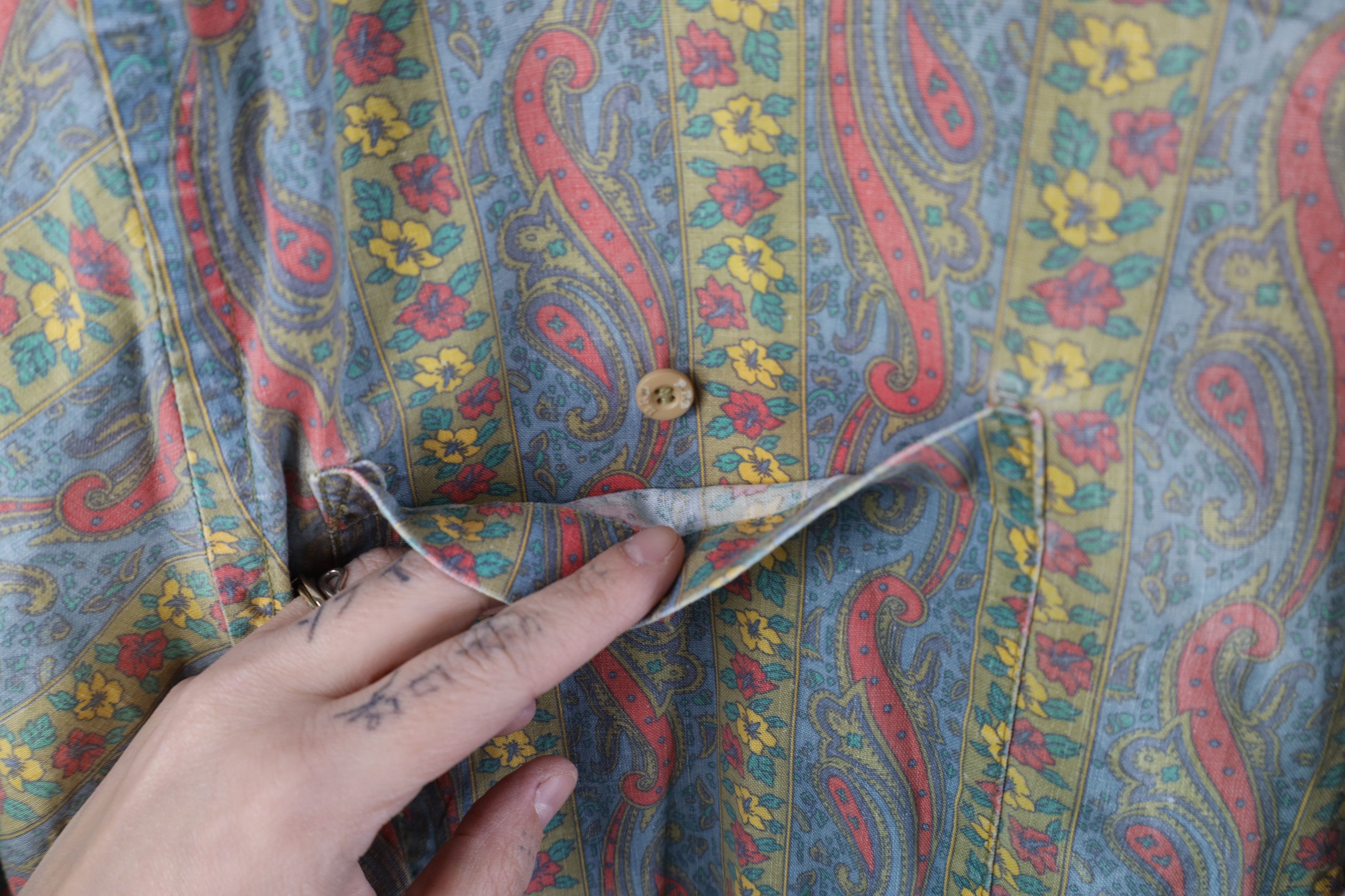 Vintage Vintage 90s Streetwear Flower Paisley Baggy Button Shirt Size US XL / EU 56 / 4 - 7 Thumbnail