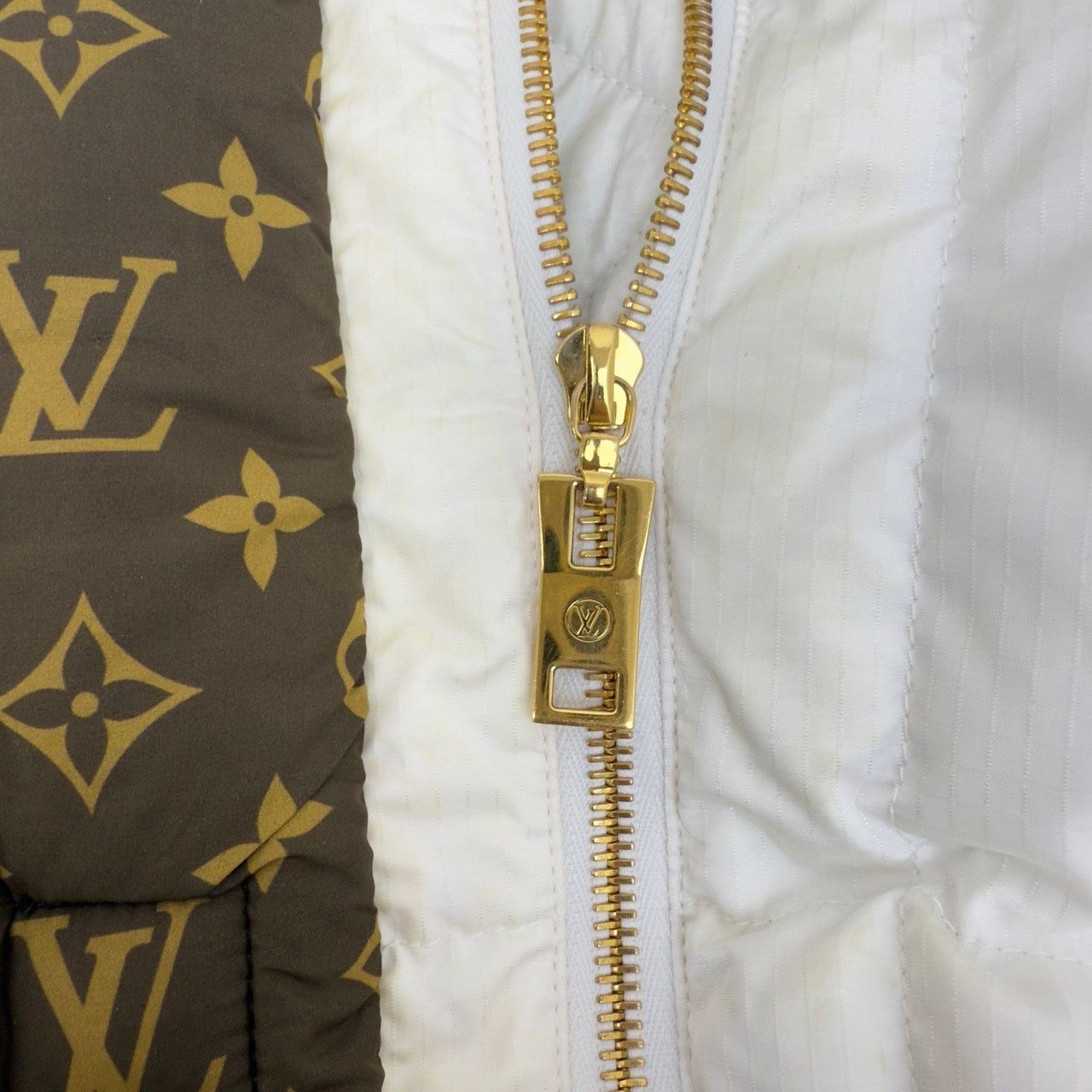 Louis Vuitton Louis Vuitton White down jacket with printed leather button Size US M / EU 48-50 / 2 - 8 Thumbnail