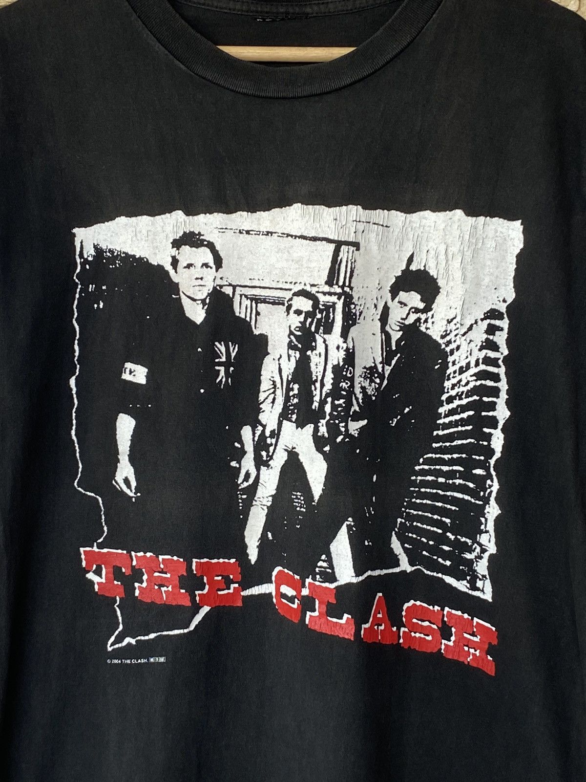 Vintage Rare 2004 Vintage The Clash Punk Rock Band Tees Distressed Size US M / EU 48-50 / 2 - 4 Thumbnail