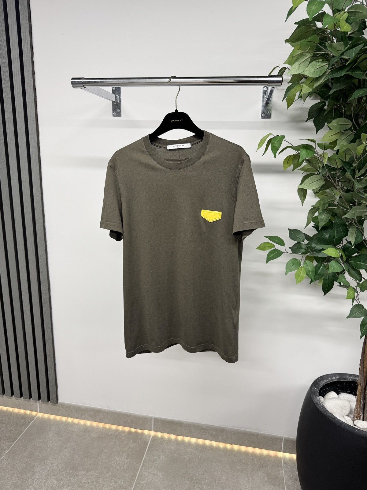 Givenchy Givenchy Leather Patch T-Shirt Green Yellow RRP £280 Size US S / EU 44-46 / 1 - 1 Thumbnail