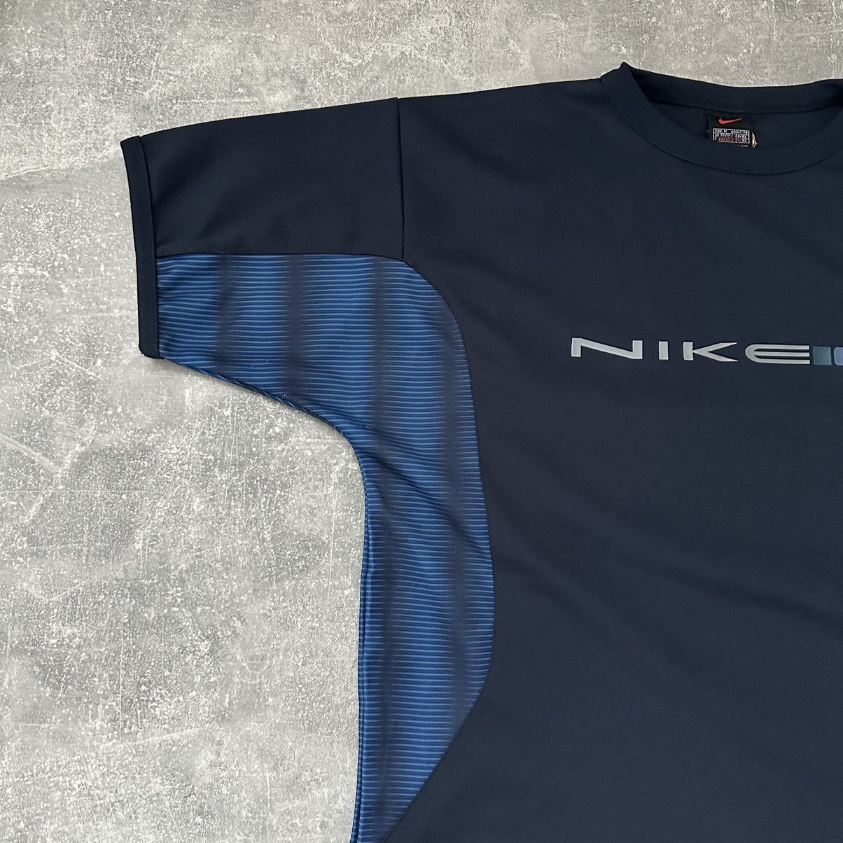 Nike × Vintage VINTAGE Nike Navy Centre-Logo Tee Size US M / EU 48-50 / 2 - 2 Thumbnail