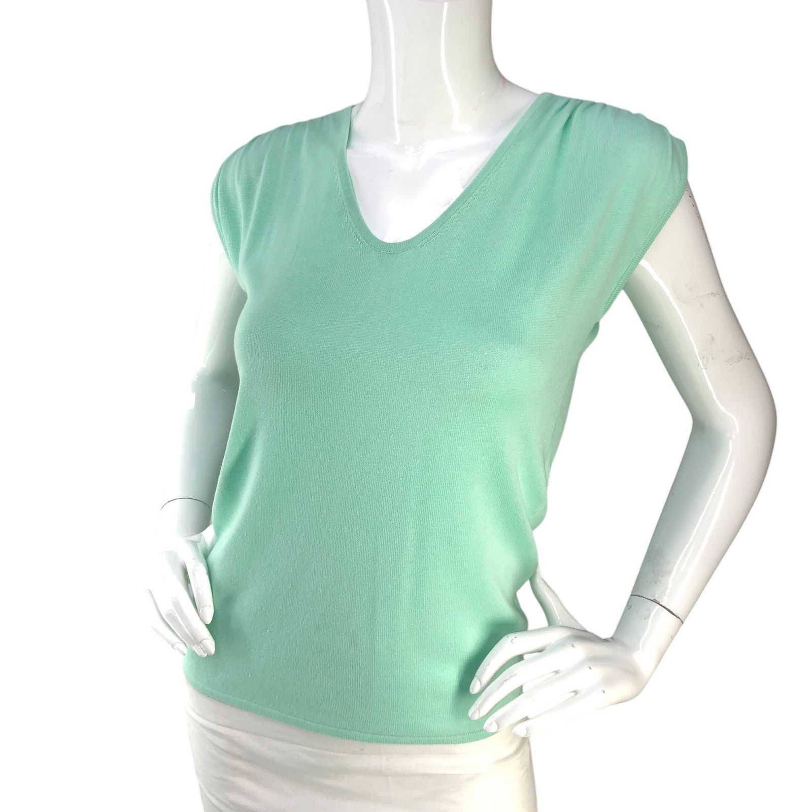 Lilly Pulitzer Lilly Pulitzer Size XS T Shirt Top Tie Back V Neck TINY FLAW Size XS / US 0-2 / IT 36-38 - 1 Thumbnail