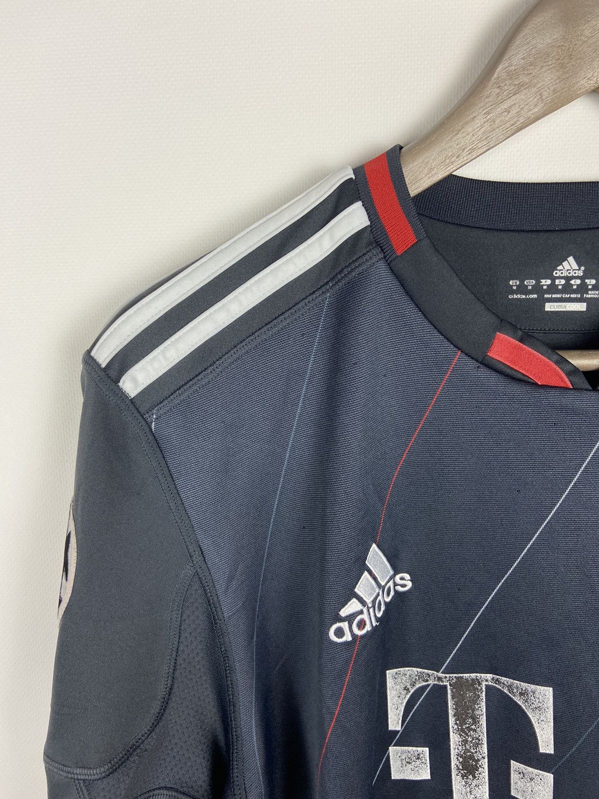 Vintage JERSEY ADIDAS BAYERN MUNICH FOOTBALL SHIRT 2011 TONI KROOS Size US M / EU 48-50 / 2 - 12 Thumbnail