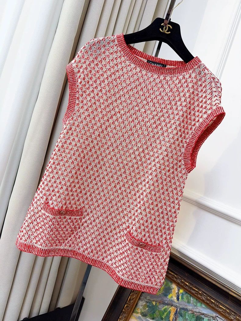 Chanel Chanel White background red and white crochet knitted slee Size XS / US 0-2 / IT 36-38 - 1 Thumbnail
