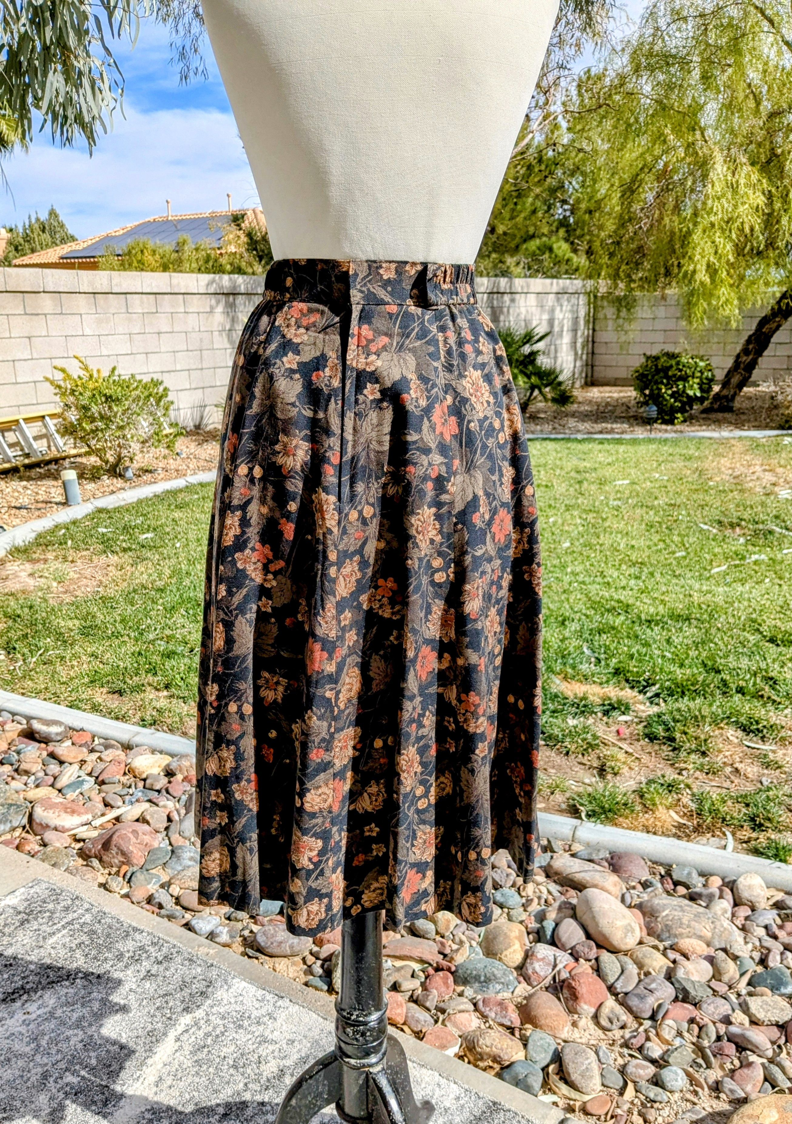 Vintage Vintage 1980s Floral Petite Zip w/Pockets Midi A-Line Skirt Size 25" / US 0 / IT 36 - 4 Thumbnail