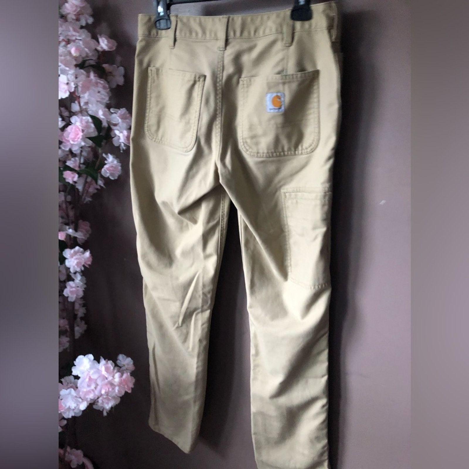 Women’s Carhartt cargo pants in Khaki size 2