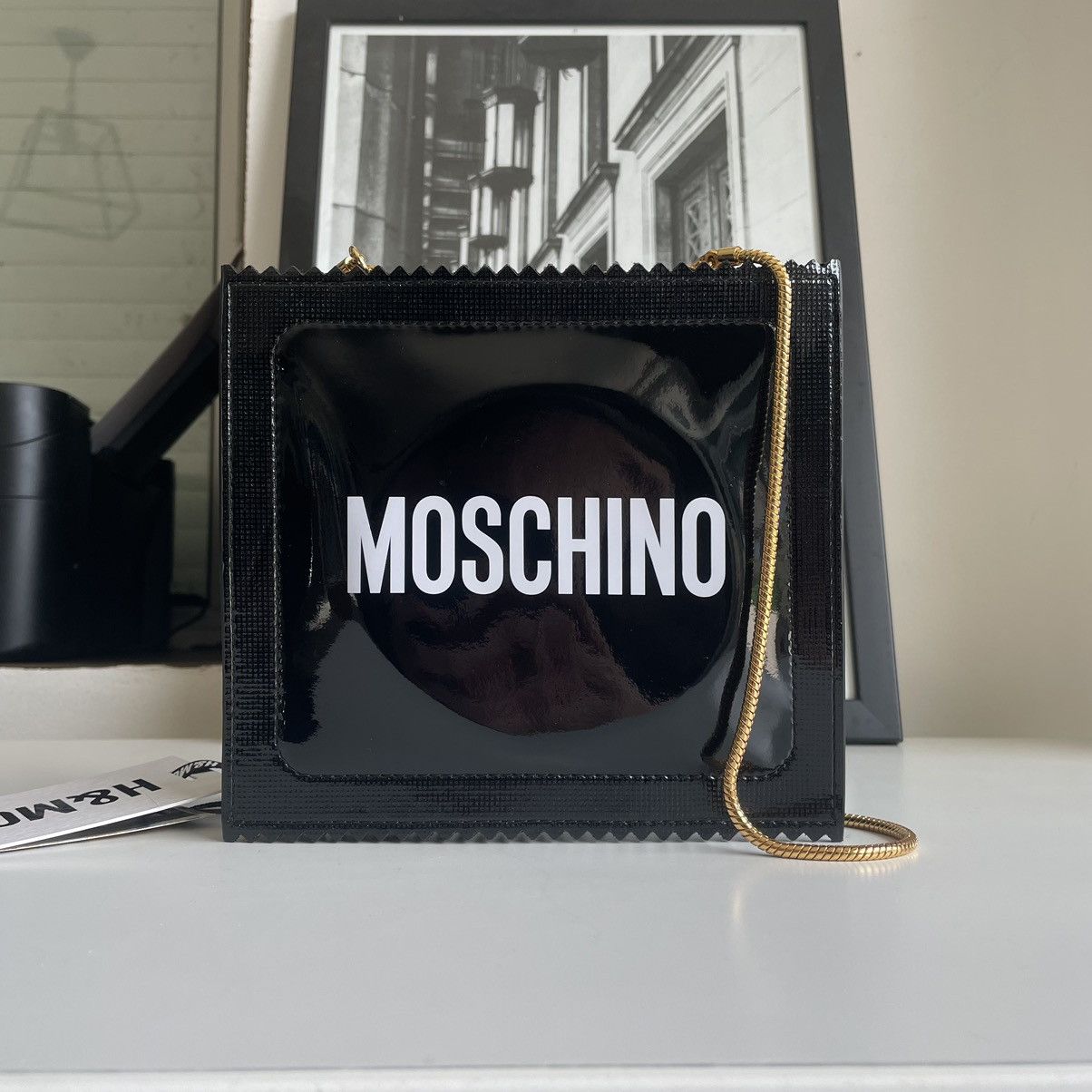 H&M × Moschino H&MOSCHINO condom clutch bag Size ONE SIZE - 3 Thumbnail