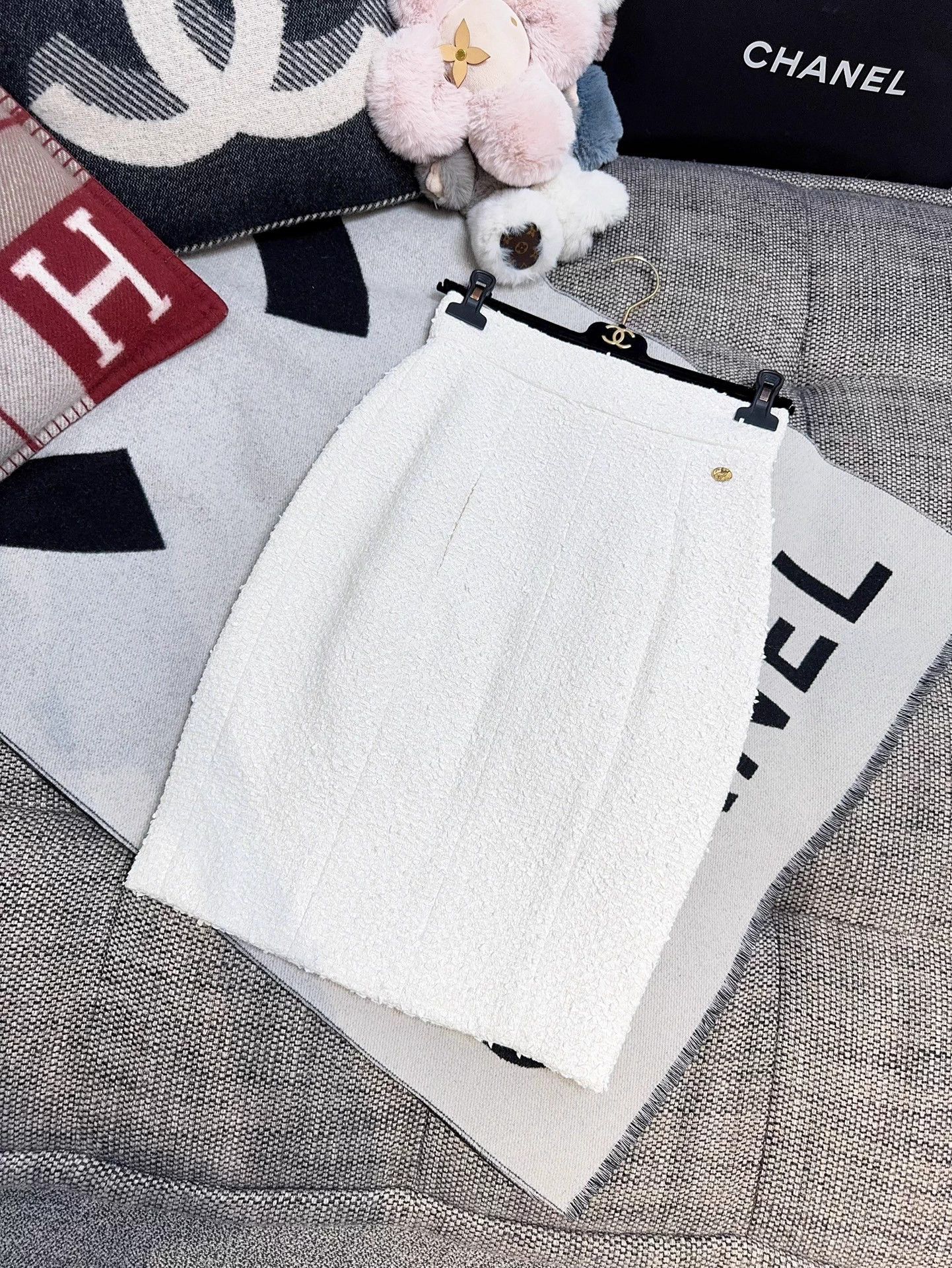 Chanel Chanel 18C High-Waisted Sequin White Mini Skirt 36 99 New Size 26" / US 2 / IT 38 - 8 Thumbnail