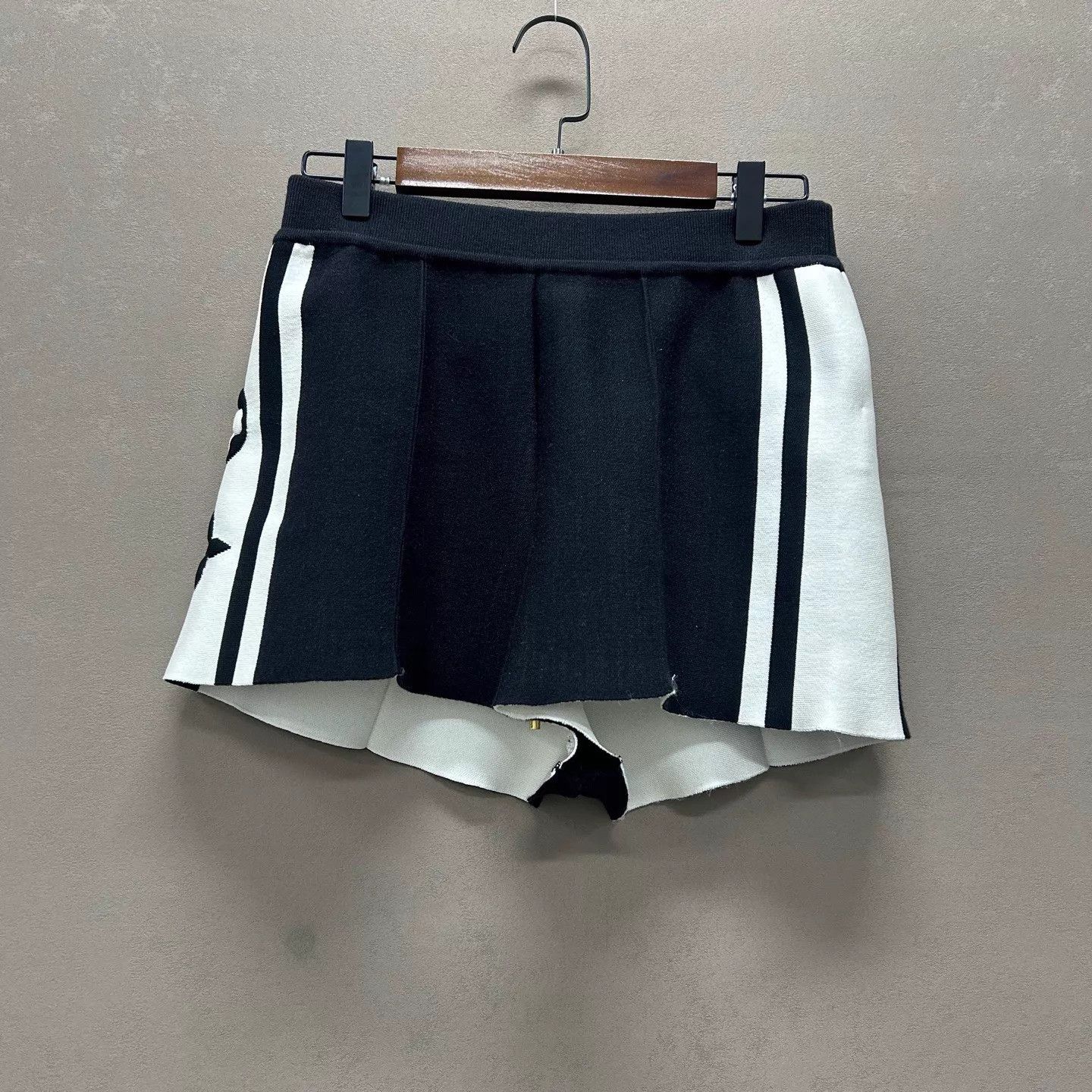 Louis Vuitton LV Side Stripe Paneled Shorts XS Size 25" / US 0 / IT 36 - 1 Thumbnail
