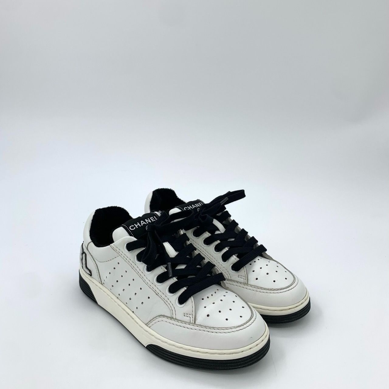 Chanel Chanel White Leather Low-Top Sneakers With Black Accents & L Size US 5 / IT 35 - 2 Thumbnail