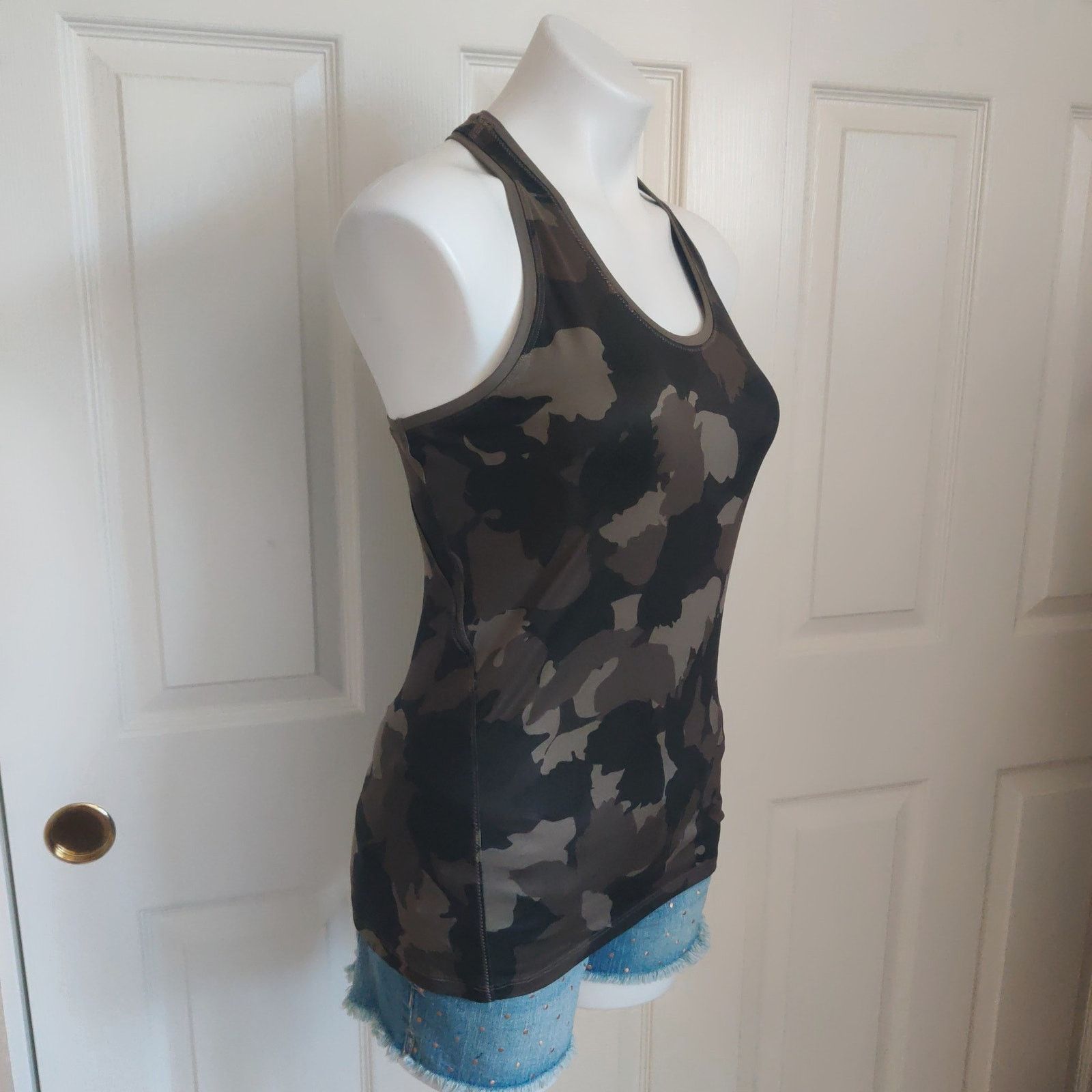 Athleta Athleta Limitless Camo Keyhole Tank sz XS Size XS / US 0-2 / IT 36-38 - 3 Thumbnail