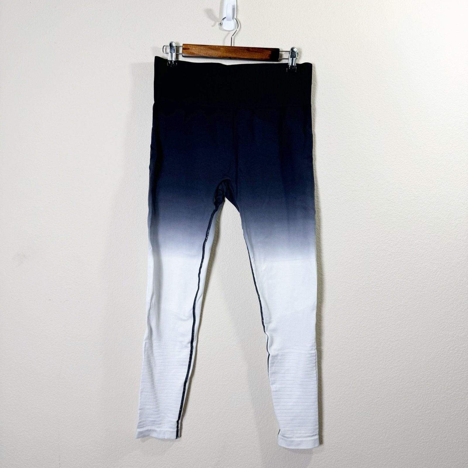 Lululemon zyia | black & white ombre light n tight 7/8 leggings sz L Size 30" / US 8 / IT 44 - 2 Thumbnail
