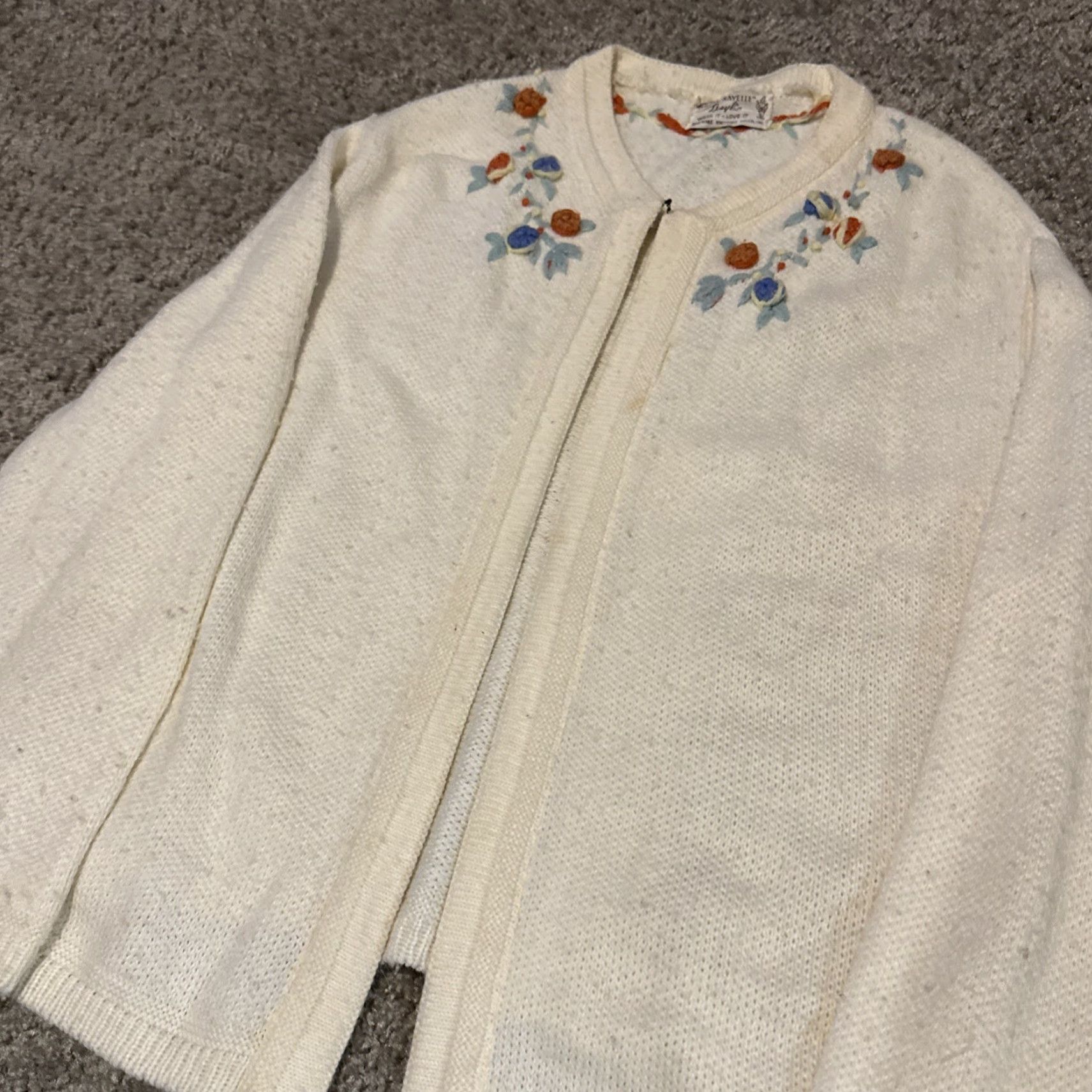 Vintage VINTAGE 60s Knit Flower Art Women’s White Orlon Acrylic Cardigan Sweater Medium Browne Knitting Mills Womens Size M / US 6-8 / IT 42-44 - 4 Thumbnail