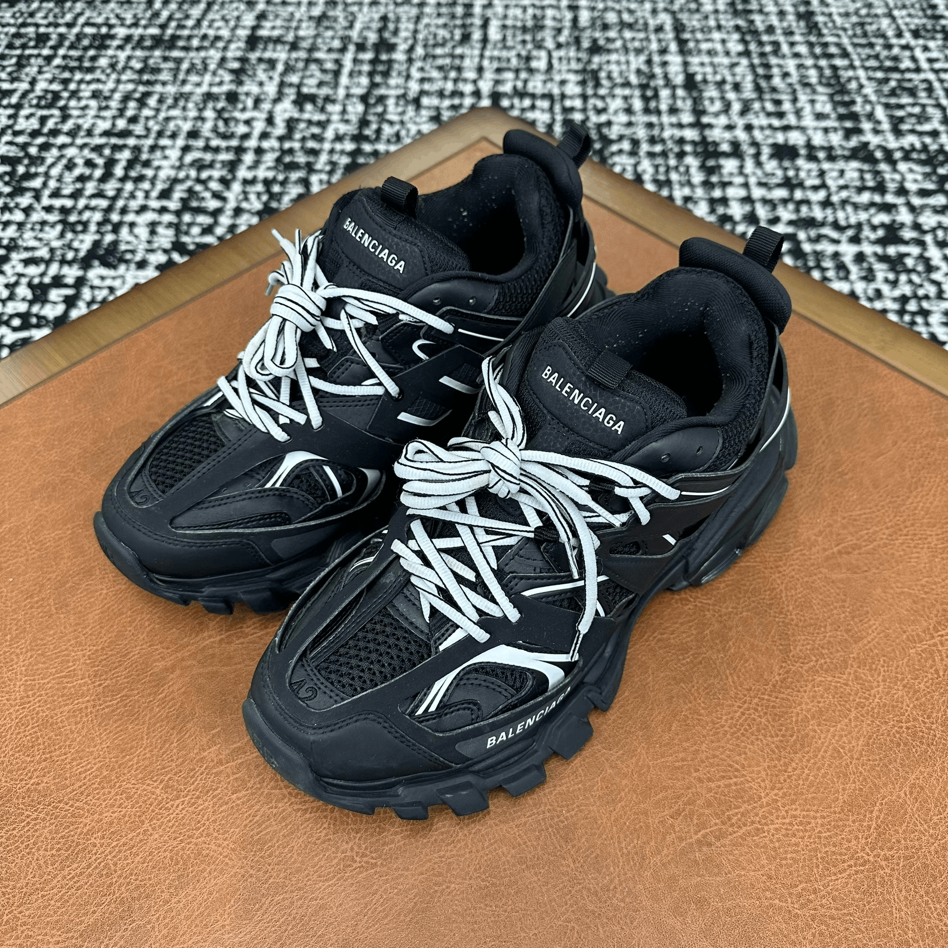 Balenciaga Balenciaga Black Lowtop Sneakers 9 Men Size US 9 / EU 42 - 1 Thumbnail