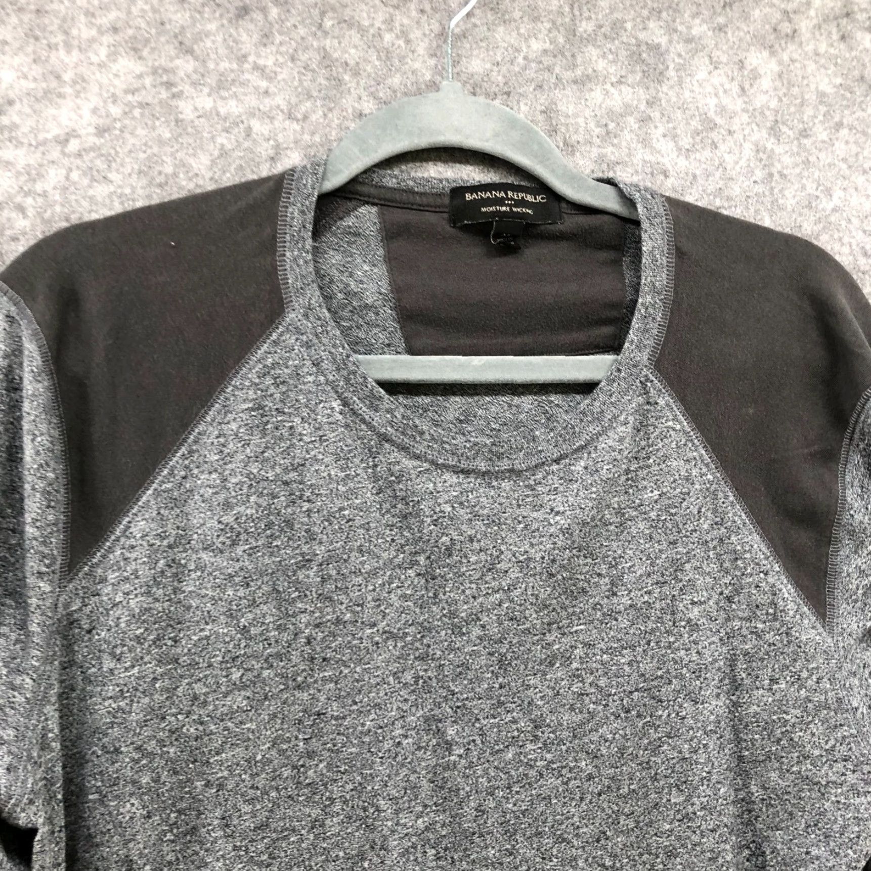 Banana Republic VINTAGE Banana Republic Mens Long Sleeve T Shirt Regular Fit Gray Moisture Wicking Crew Neck Active 90s Size US M / EU 48-50 / 2 - 3 Thumbnail