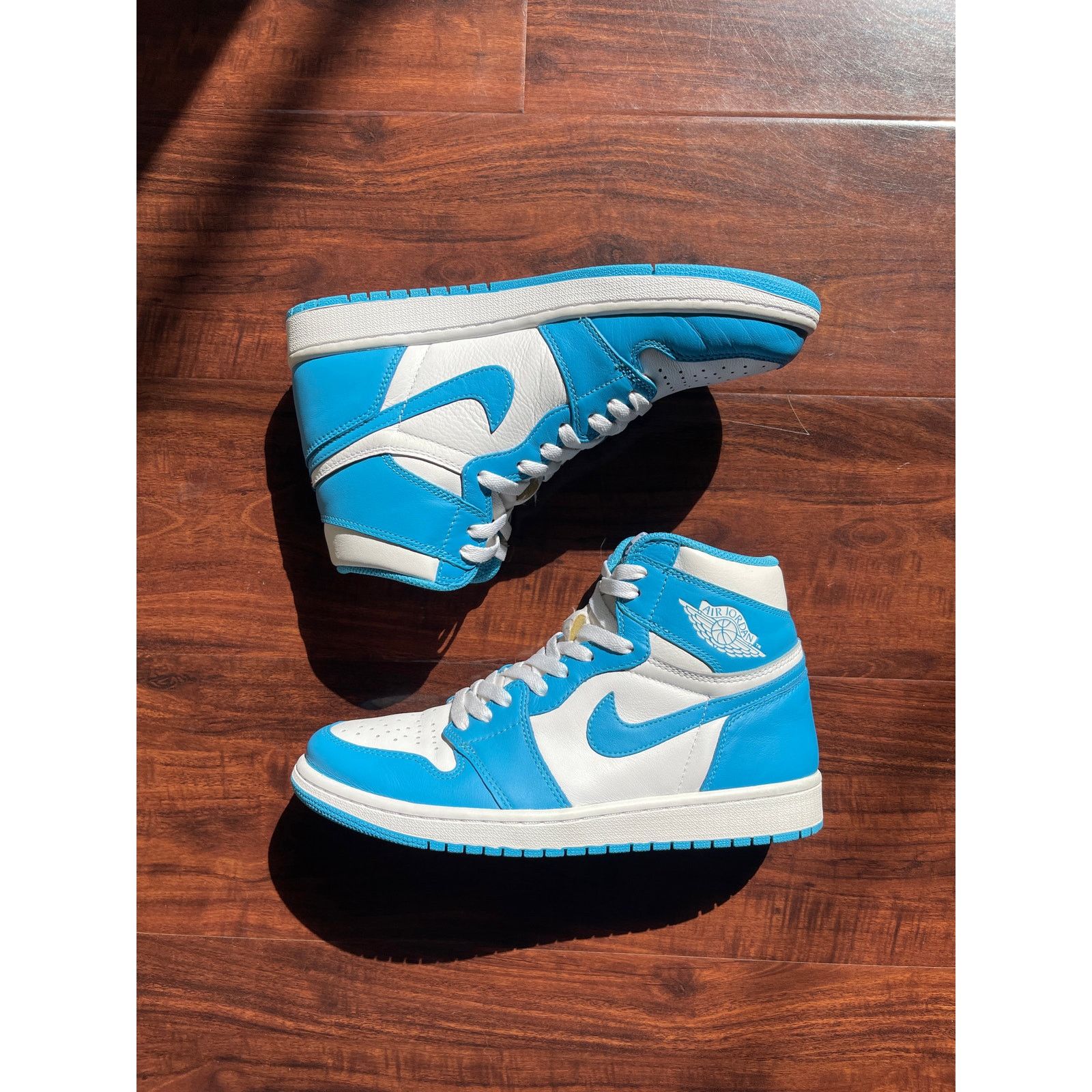 Jordan Brand 2015 Air Jordan 1 Retro High OG "UNC" Size US 9 / EU 42 - 2 Thumbnail