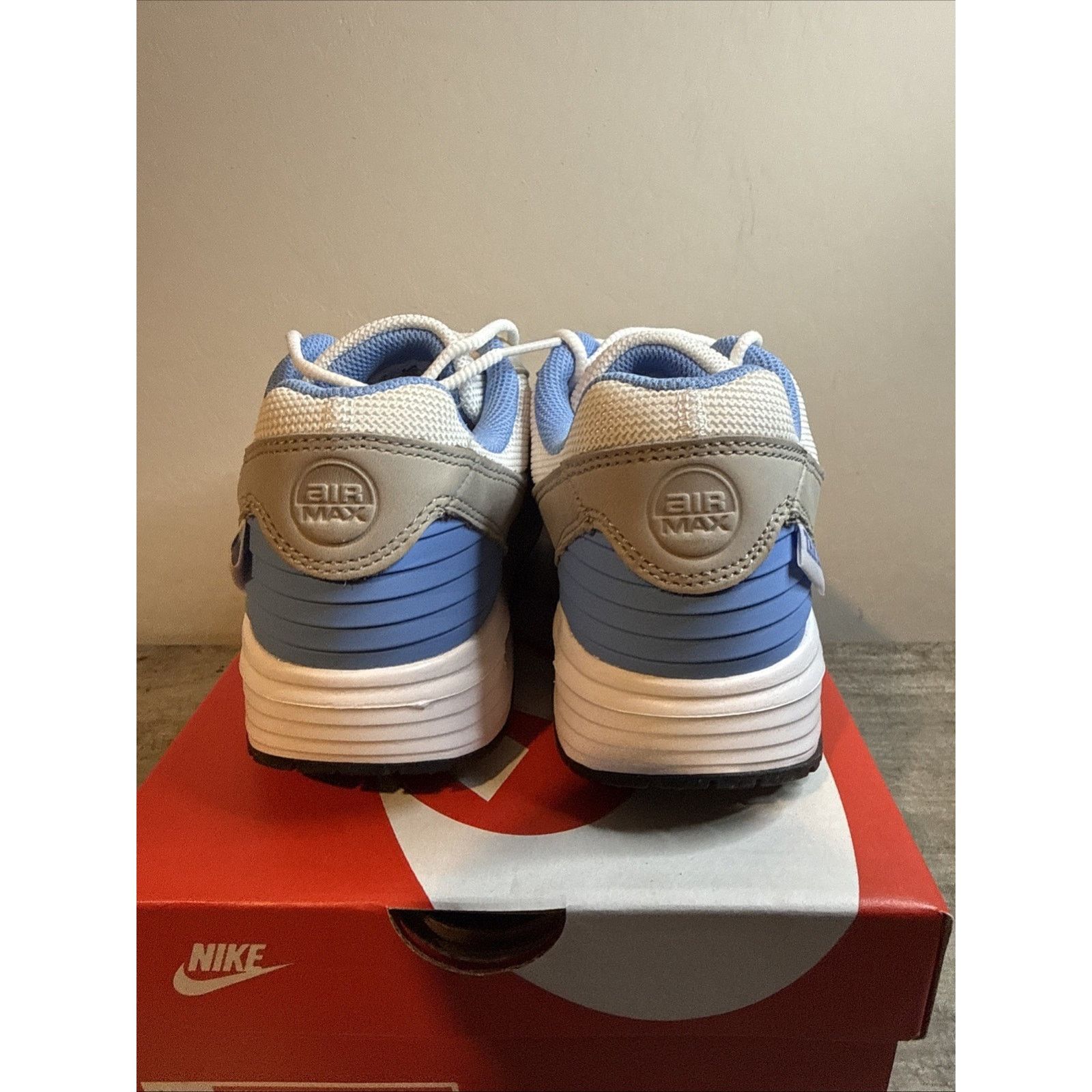 Nike Nike Air Max Verse North Carolina UNC White ValorBlue Size 7 Size US 7 / EU 40 - 4 Thumbnail