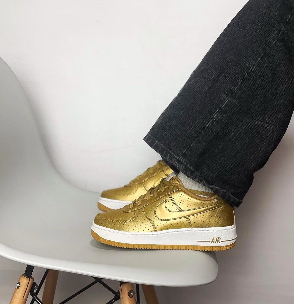Nike Gold shoes Nike air force 1 low lv8 gs Size US 6 / EU 39 - 9 Thumbnail