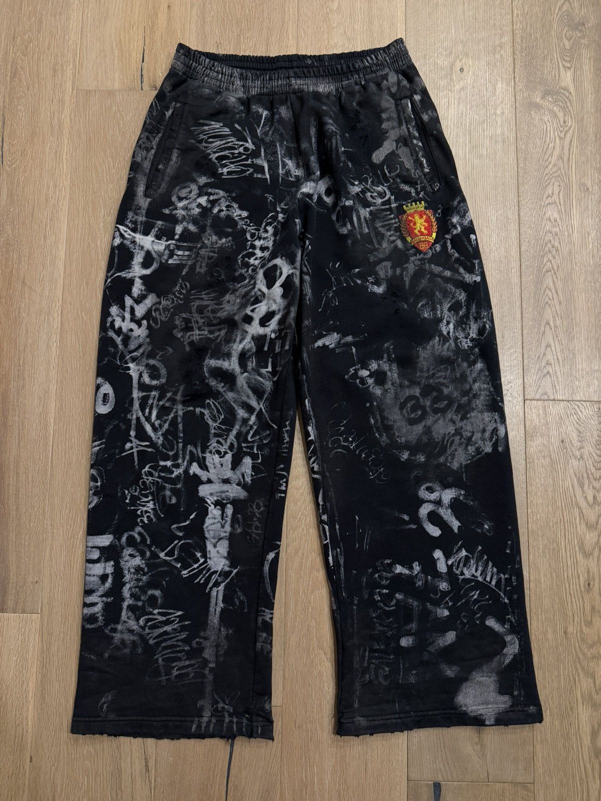 Balenciaga Balenciaga Black Skater Graffiti Sweatpants Size US 32 / EU 48 - 1 Thumbnail