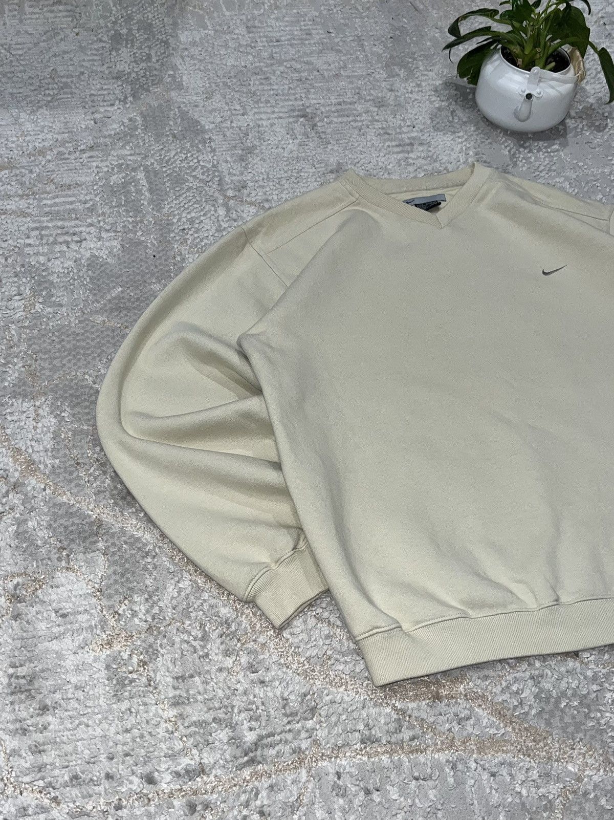 Nike × Vintage NIKE VINTAGE 00S CREWNECK BEIGE SMALL SWOOSH LOGO SWEATSHIRT Size US L / EU 52-54 / 3 - 3 Thumbnail