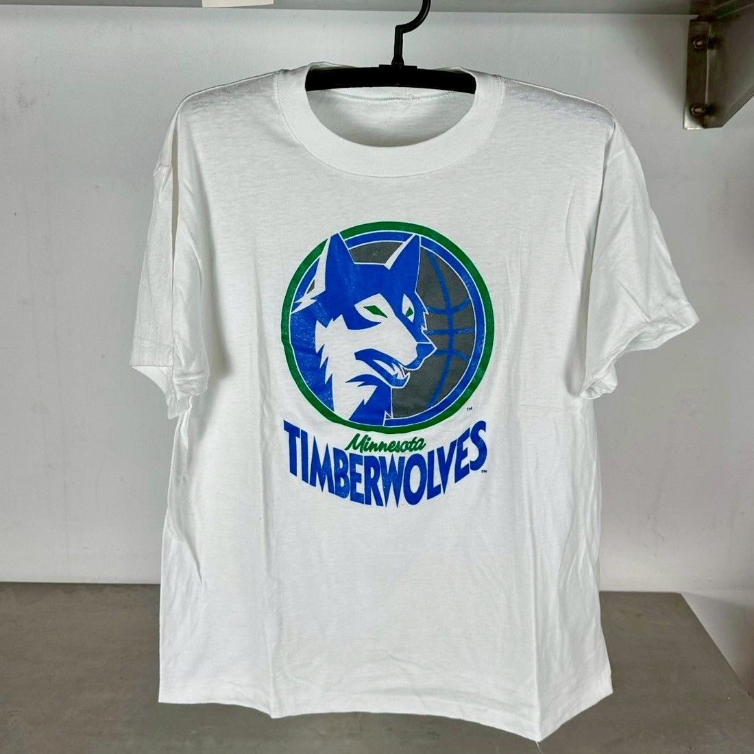 Vintage ​​​​​Vtg 90s Minnesota Timberwolves Basketball NBA T-shirt Size US L / EU 52-54 / 3 - 1 Thumbnail