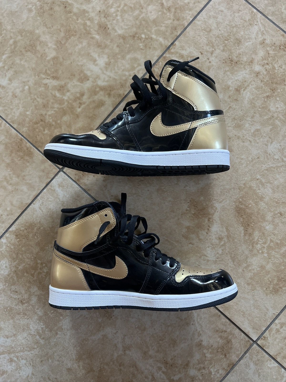 Jordan Brand × Nike Air Jordan 1 Retro High OG NRG “Gold Toe” Size US 9.5 / EU 42-43 - 2 Thumbnail