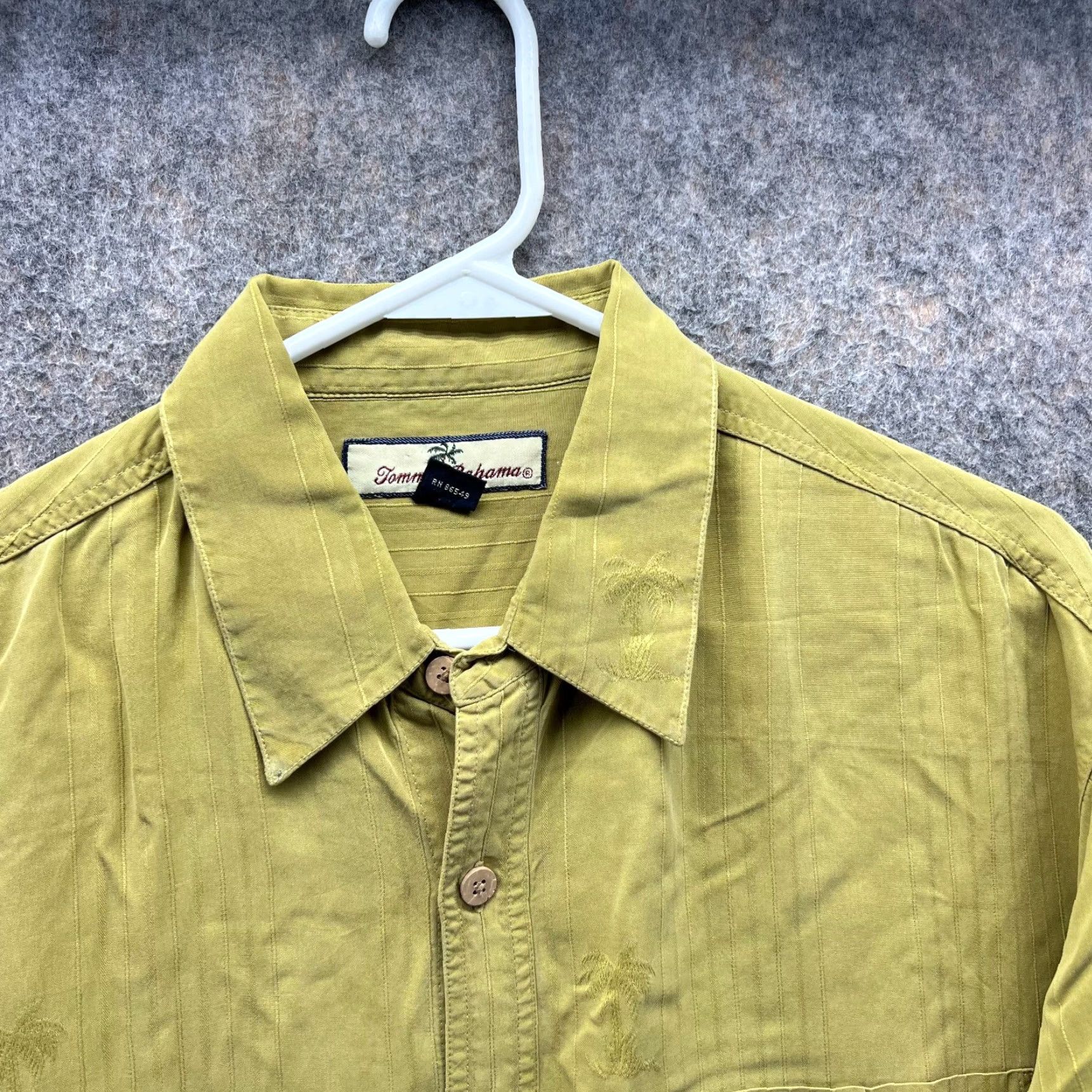 Tommy Bahama **Tommy Bahama Men's Medium Green Silk Button-Down Shirt** User: **Tommy Bahama Men's Medium Green Silk Button-Down Shirt** Size US M / EU 48-50 / 2 - 3 Thumbnail