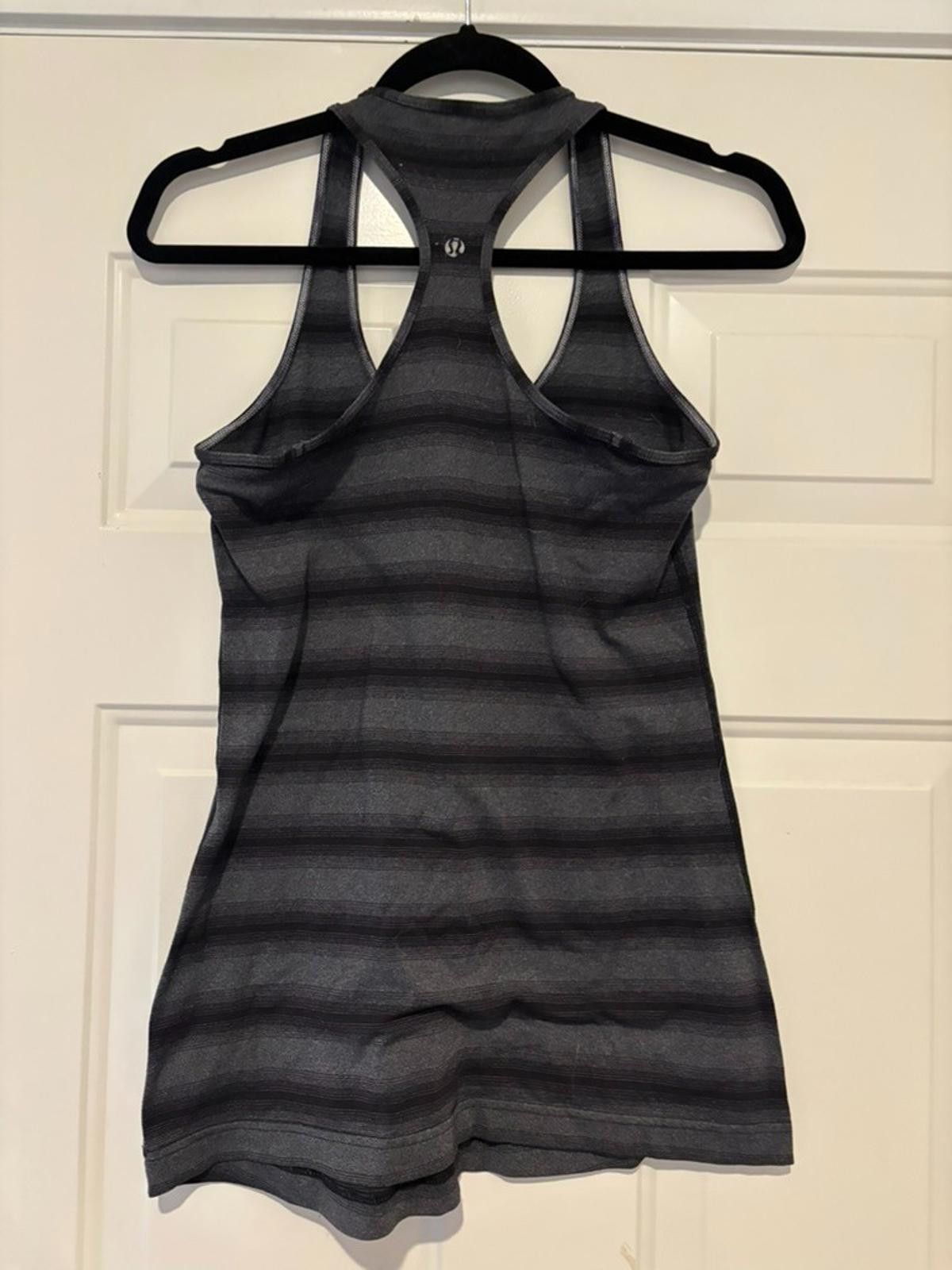 Lululemon Women's sz 8 Lululemon black athletic tank LOGO CRACKED #642 Size M / US 6-8 / IT 42-44 - 2 Thumbnail