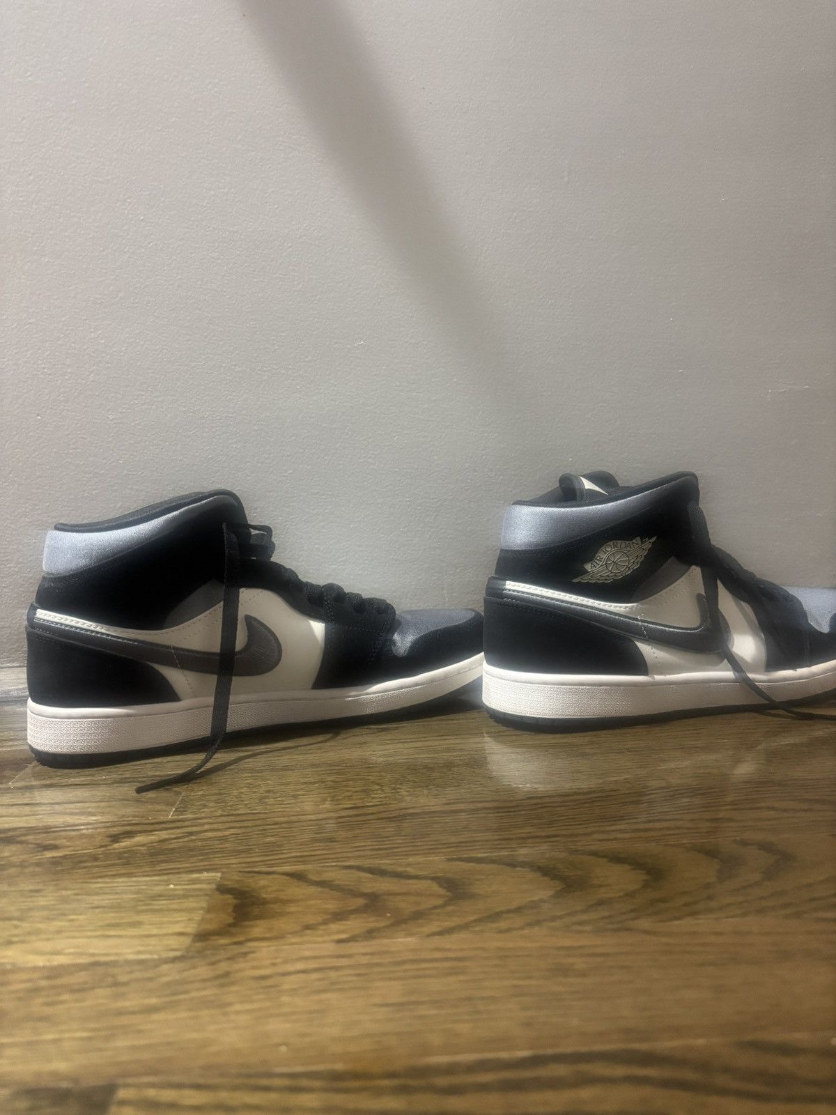 Jordan Brand Jordan 1 mid satin grey toe Size US 10.5 / EU 43-44 - 2 Thumbnail