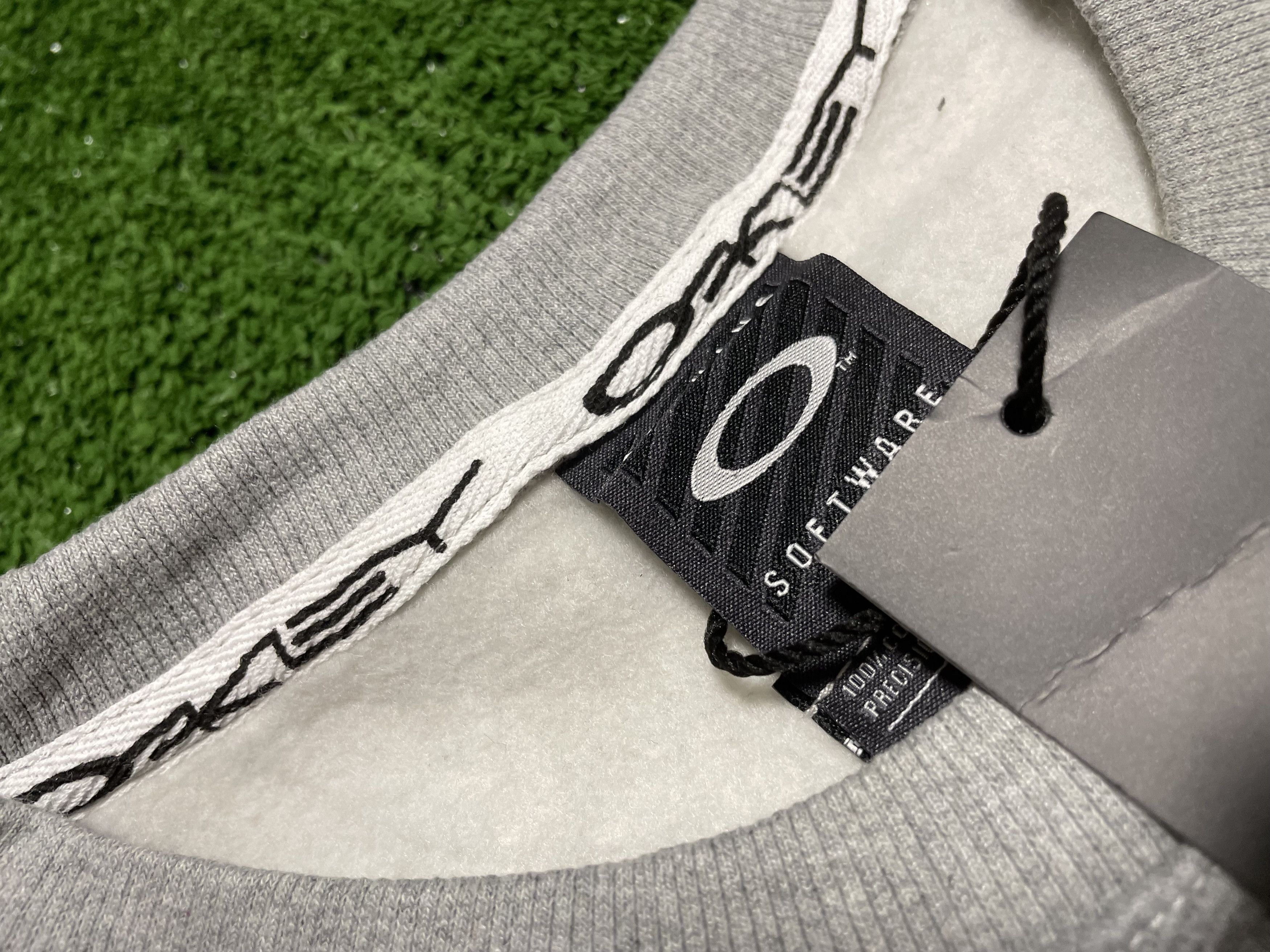 Oakley NWT Oakley Men's Medium Grey Crewneck Sweatshirt Large Back Size US M / EU 48-50 / 2 - 8 Thumbnail