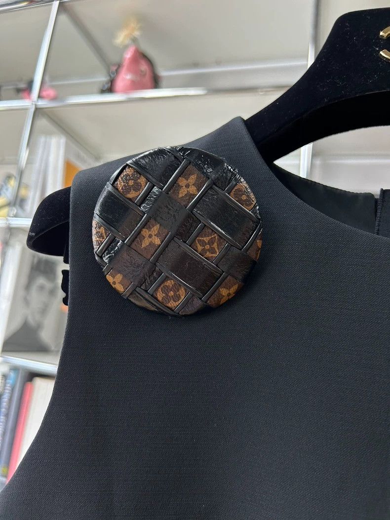 Louis Vuitton Louis Vuitton 23 Show Old Flower Big Round Button Decoratio Size XXS / US 00 / IT 34 - 3 Thumbnail