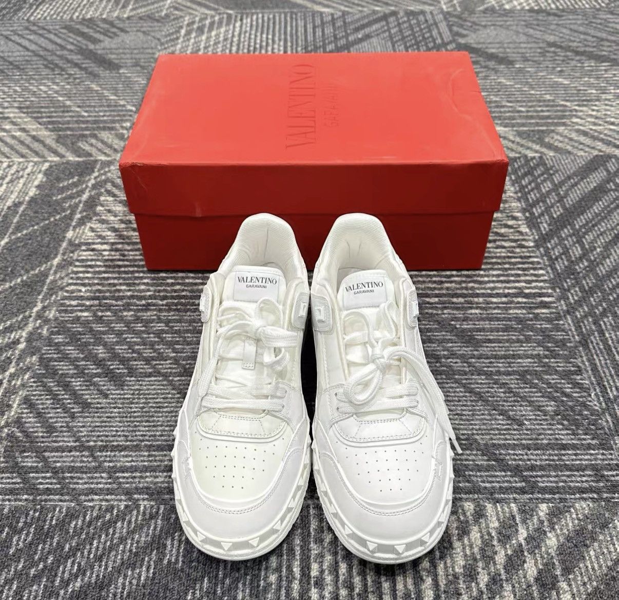 Valentino Valentino Rockstud White Casual Sneakers J42 Size US 8 / EU 41 - 2 Thumbnail