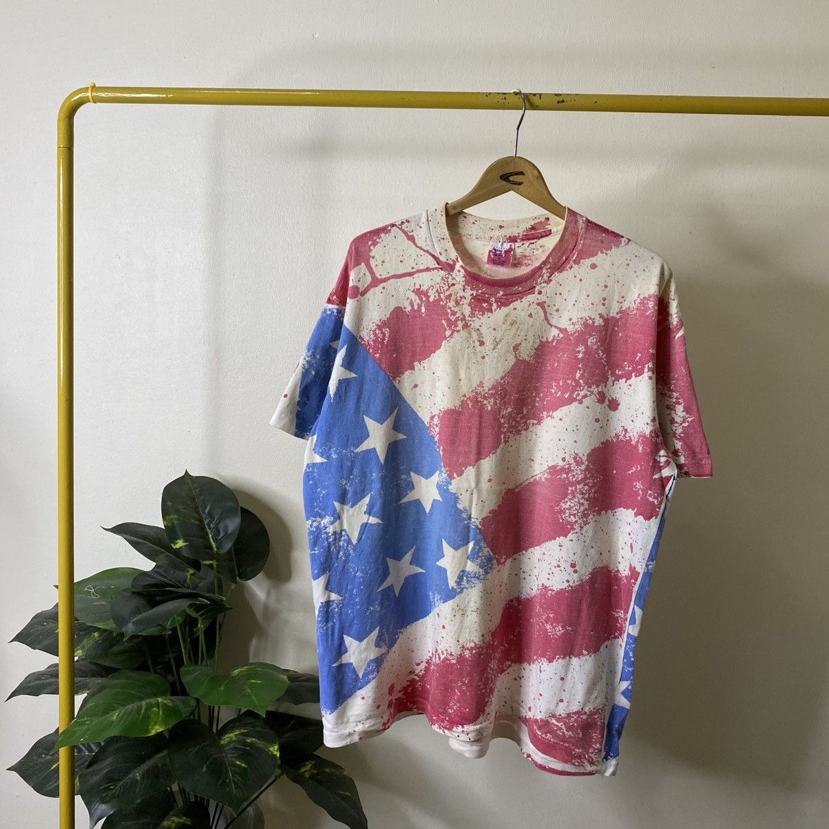 Vintage Vintage 1990s American Flag AllOverPrint Streetwear Tshirt Size US XL / EU 56 / 4 - 1 Thumbnail