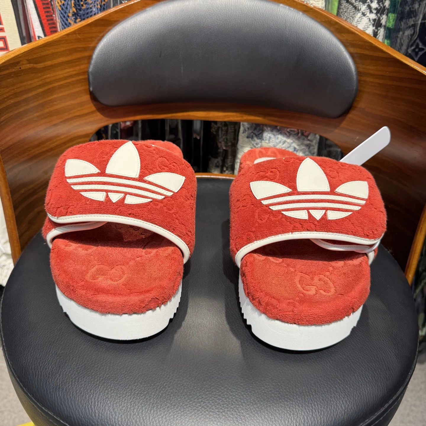 Gucci Gucci x Adidas Slipper Slides White/Red 8/42 Size US 8 / EU 41 - 2 Thumbnail