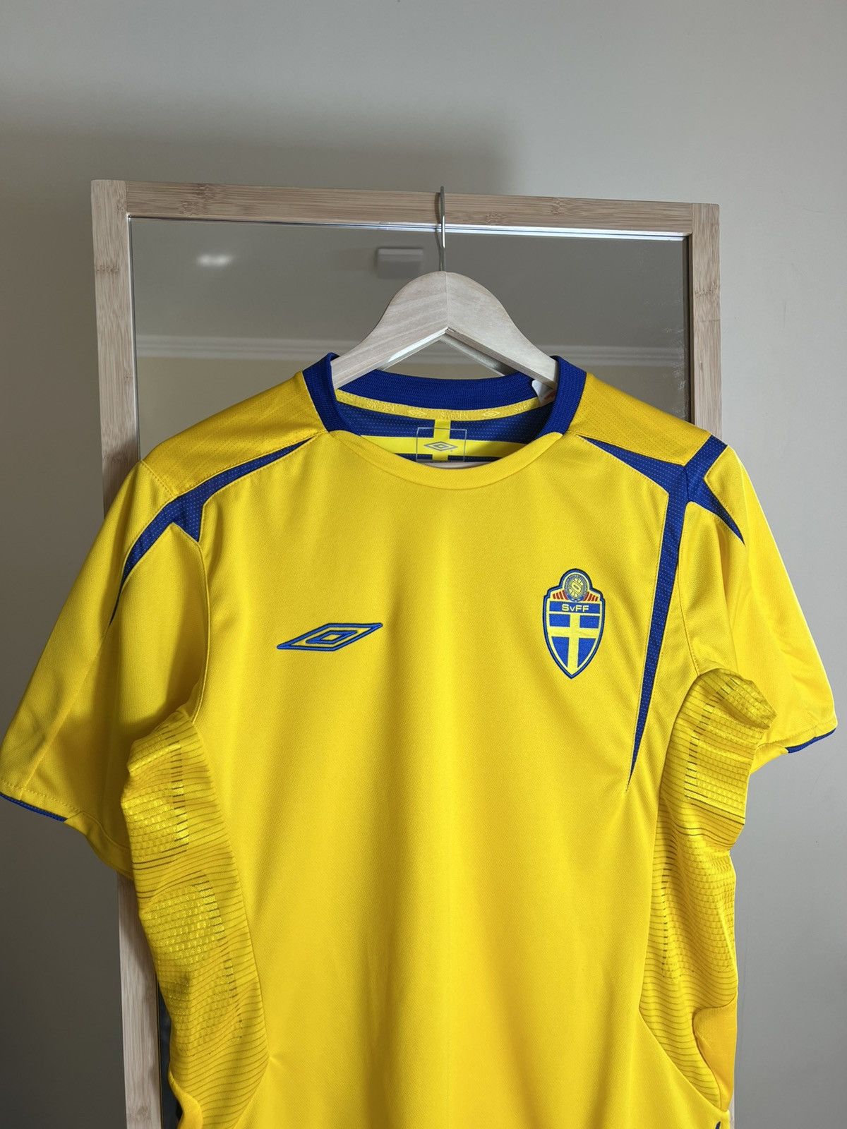 Umbro 🇸🇪Sweden National Team Umbro 2005-06 Jersey – Yellow M Y2K Size US M / EU 48-50 / 2 - 2 Thumbnail