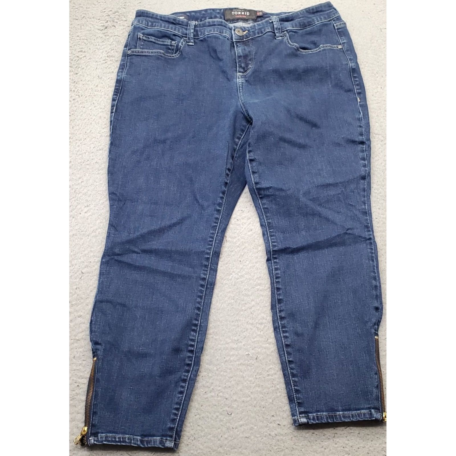 Torrid Torrid Premium Jeans Women 18R Blue Denim Medium Wash Ankle Zip Tapered Leg Jeans Size 40" / US 18 - 2 Thumbnail