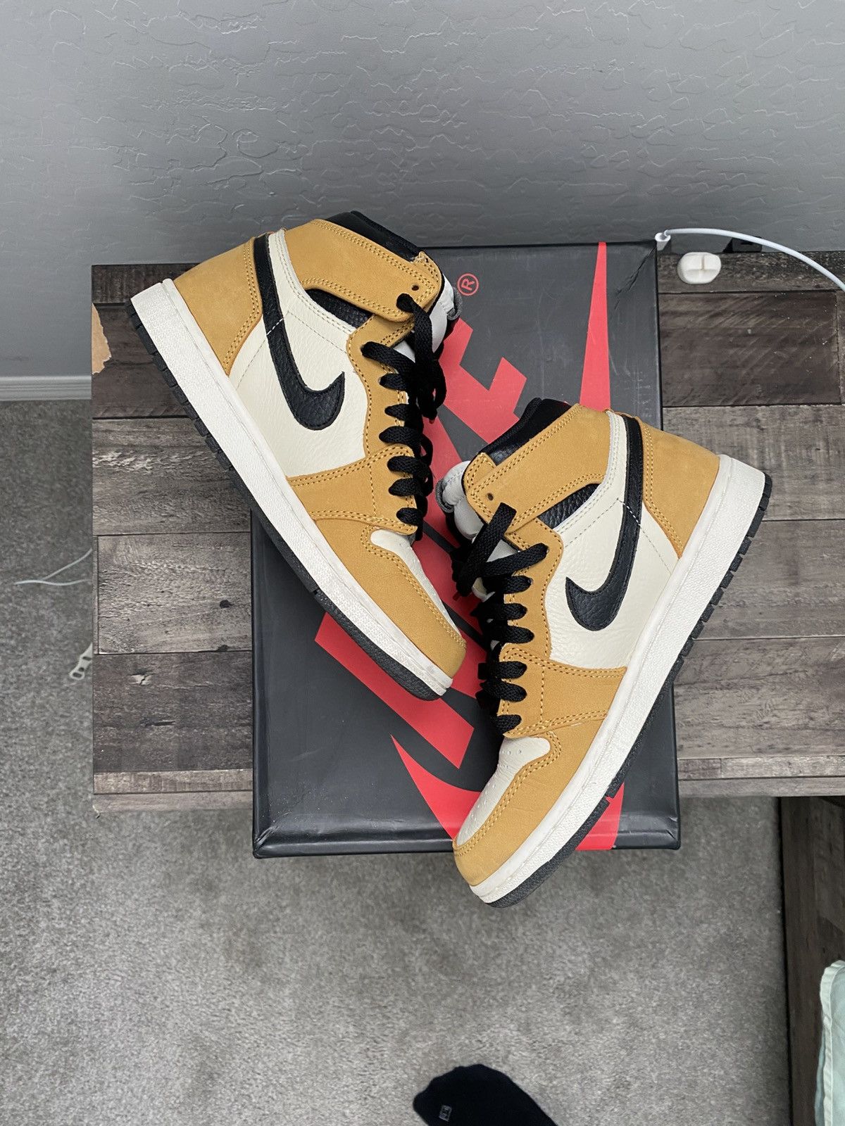 Jordan Brand Jordan 1 ‘Rookie of the Year’ Size US 6 / EU 39 - 2 Thumbnail
