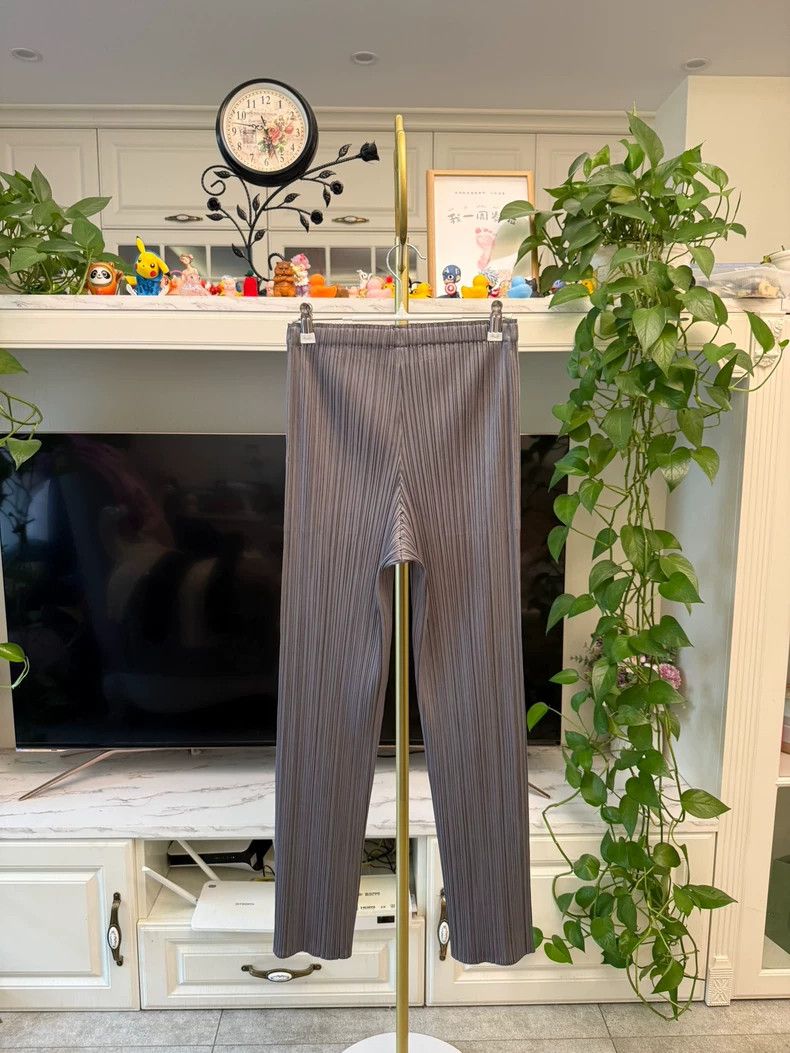 Issey Miyake Issey Miyake size:4 Dark grey pleated trousers Size 31" - 4 Thumbnail