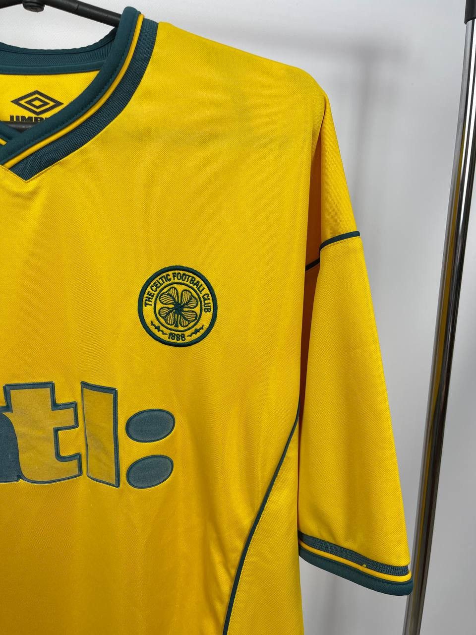 Umbro CELTIC 2000 2002 AWAY SHIRT FOOTBALL SOCCER UMBRO SIZE XL Size US XL / EU 56 / 4 - 2 Thumbnail