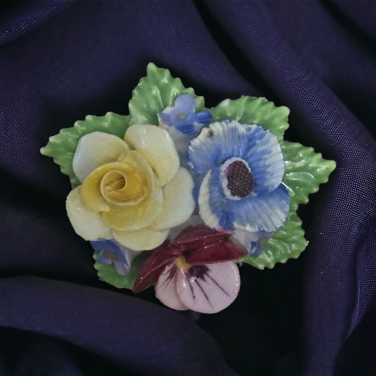 Vintage Vintage bone china flower brooch Size ONE SIZE - 1 Thumbnail