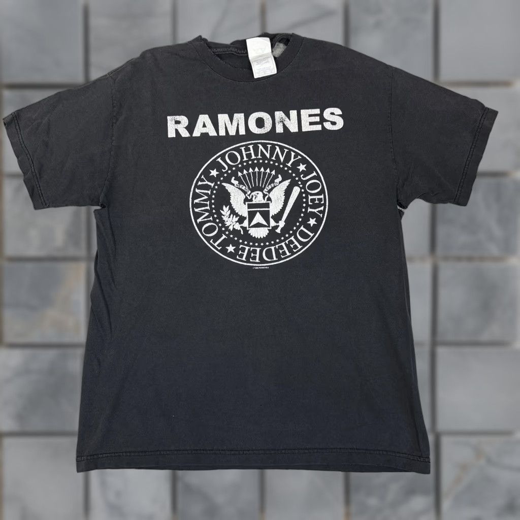 AAA Vintage Ramones T Shirt Men’s Large Black Punk Thrashed Distressed User: Vintage Ramones T-Shirt Men's Large Black Punk Thrashed Distressed Size US L / EU 52-54 / 3 - 1 Thumbnail